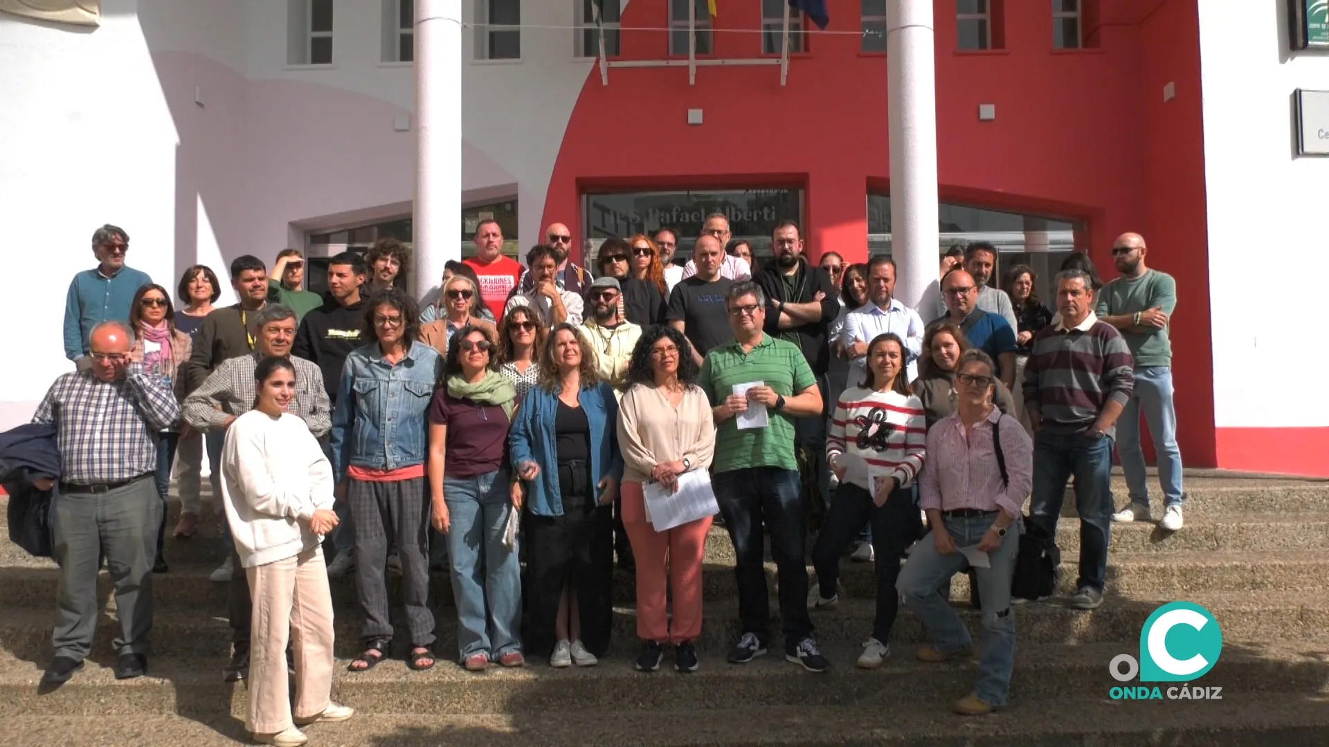 Los docentes del Instituto Rafael Alberti se han concentrado a las puertas del centro educativo. 
