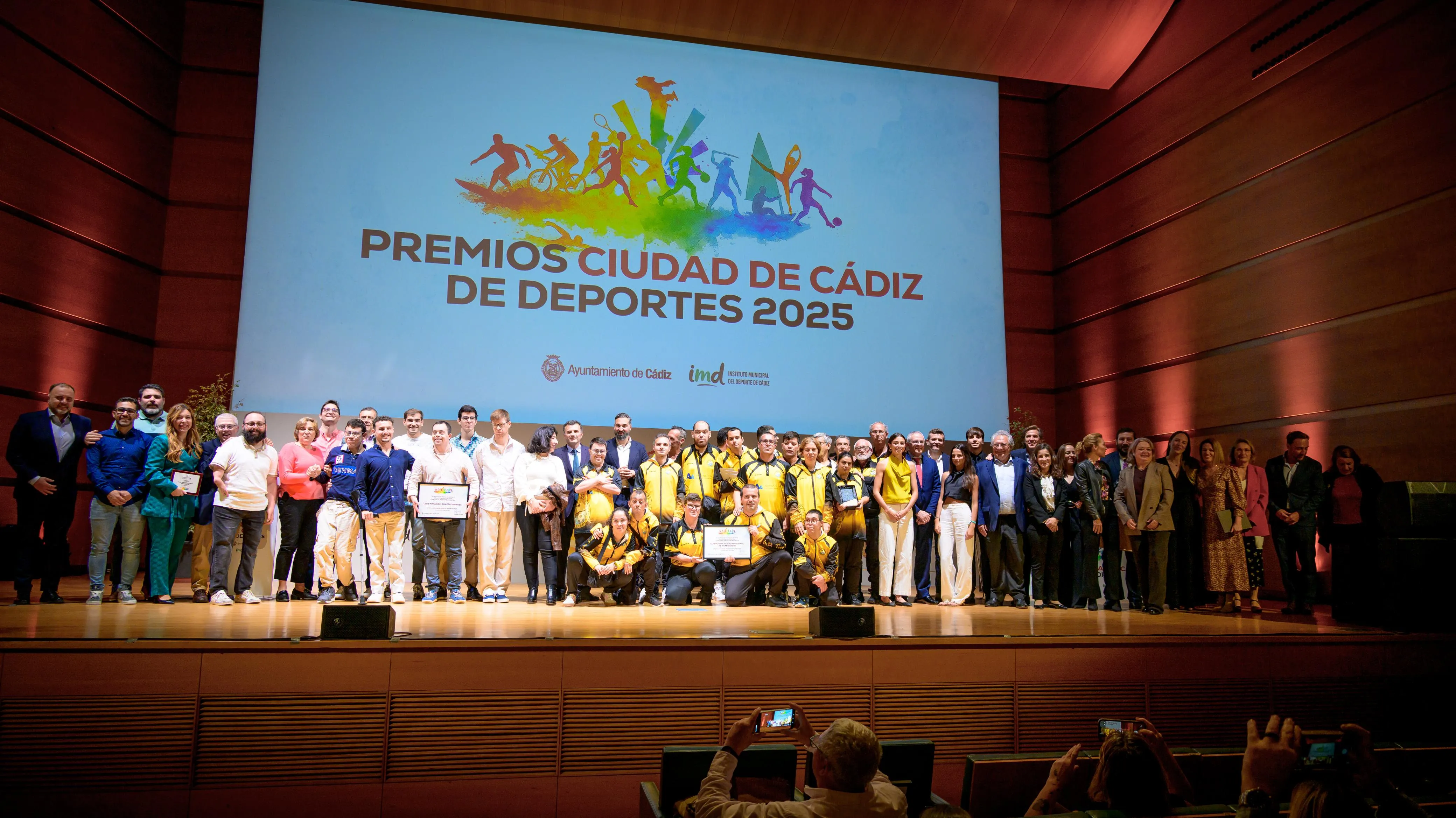 Los galardonados y autoridades en una tofo grupal tras el acto