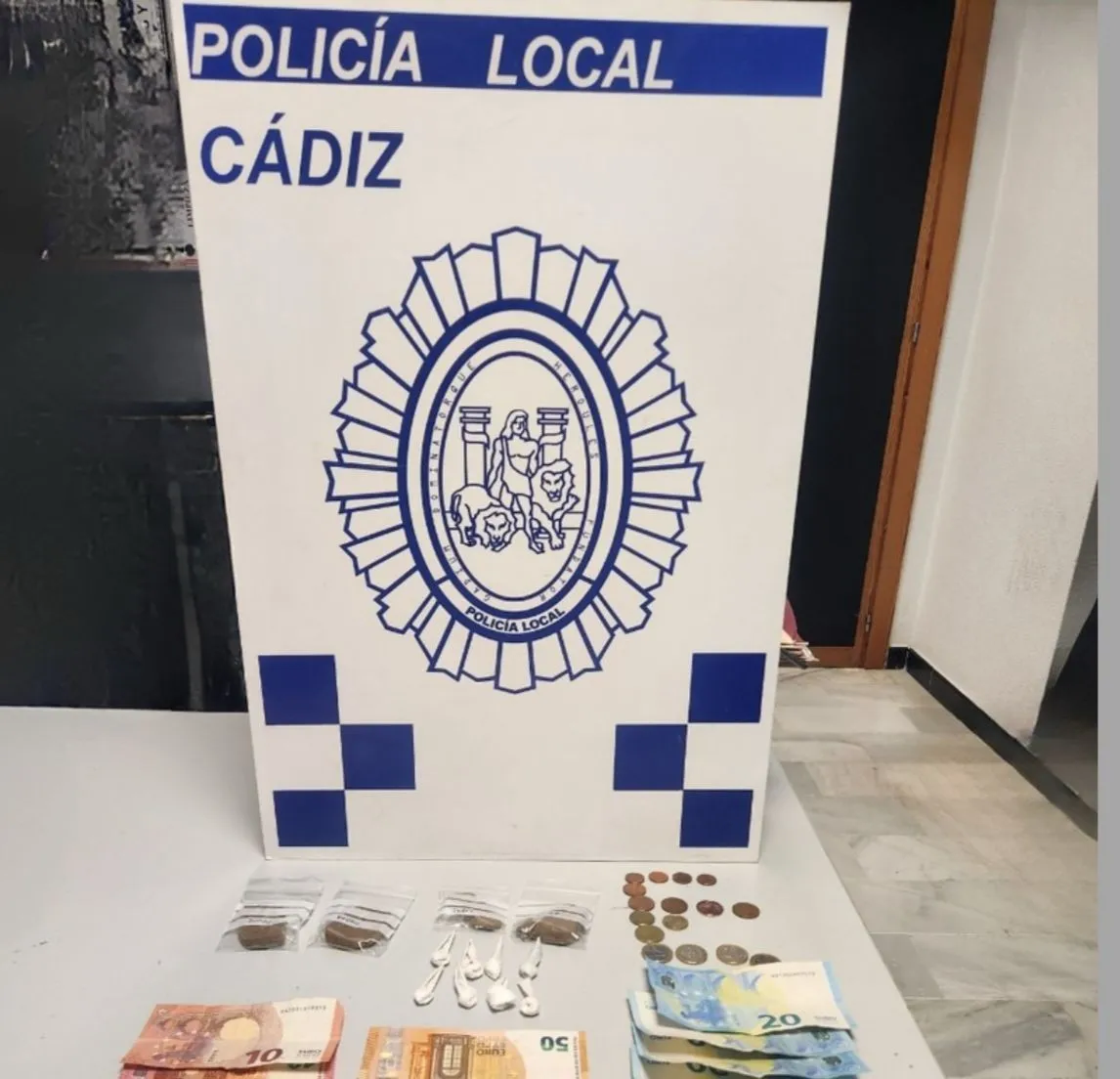 Uno de los detenidos tenía droga lista par asu venta, y se le intervino también más de 700 euros
