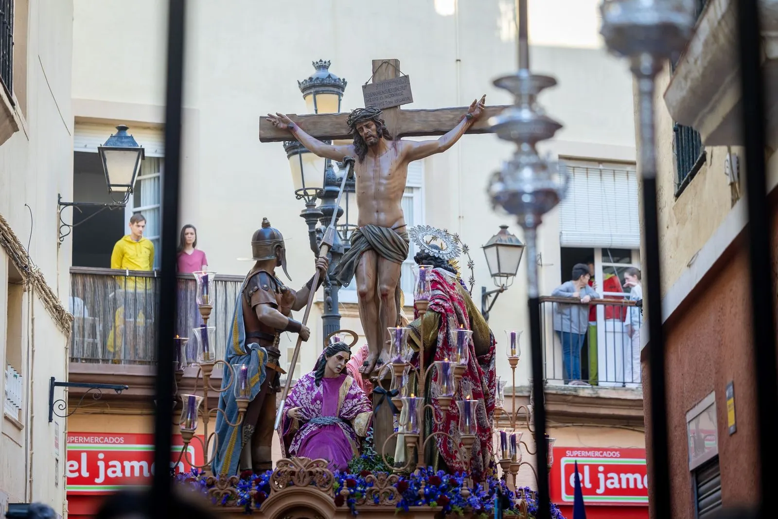 Un grupo de cargadores provocó un altercado el Viernes Santo en la calle Nueva