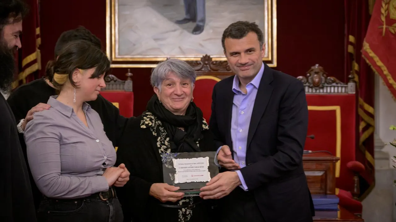 Reconocimiento a la figura de Fernando Antonio Vargas Betini en el salón de Plenos del Ayuntamiento de Cádiz.