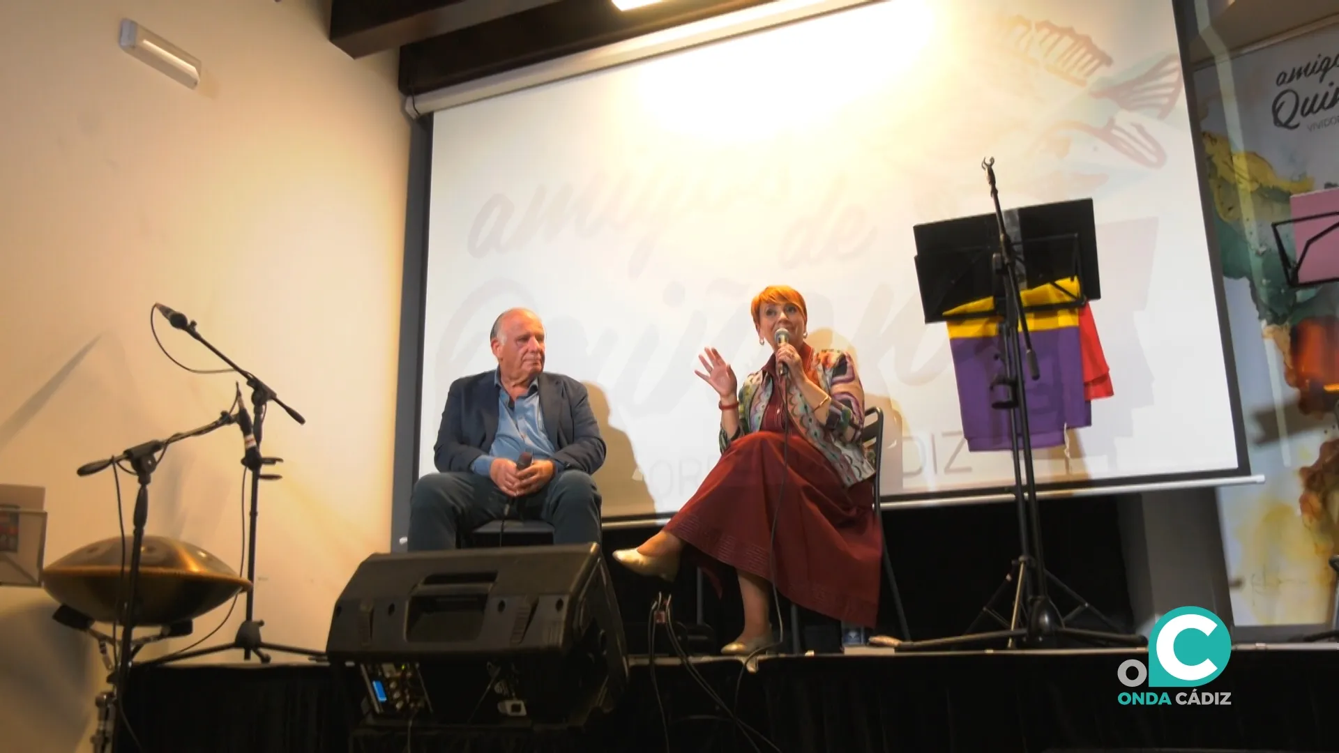 Alicia Domínguez y el periodista Óscar Lobato conversan antes de dar inicio a la lectura musical. 