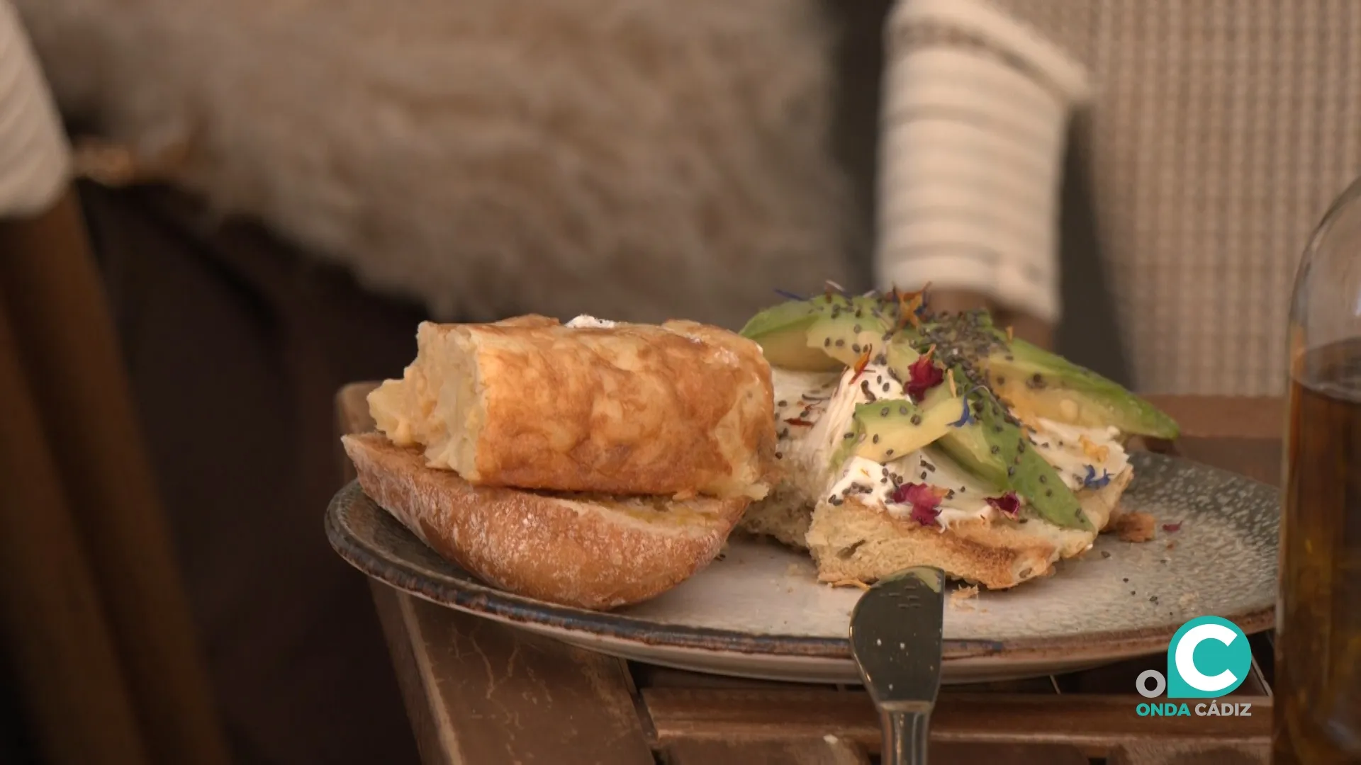 Clientes consumen alimentos en un bar de Cádiz.  