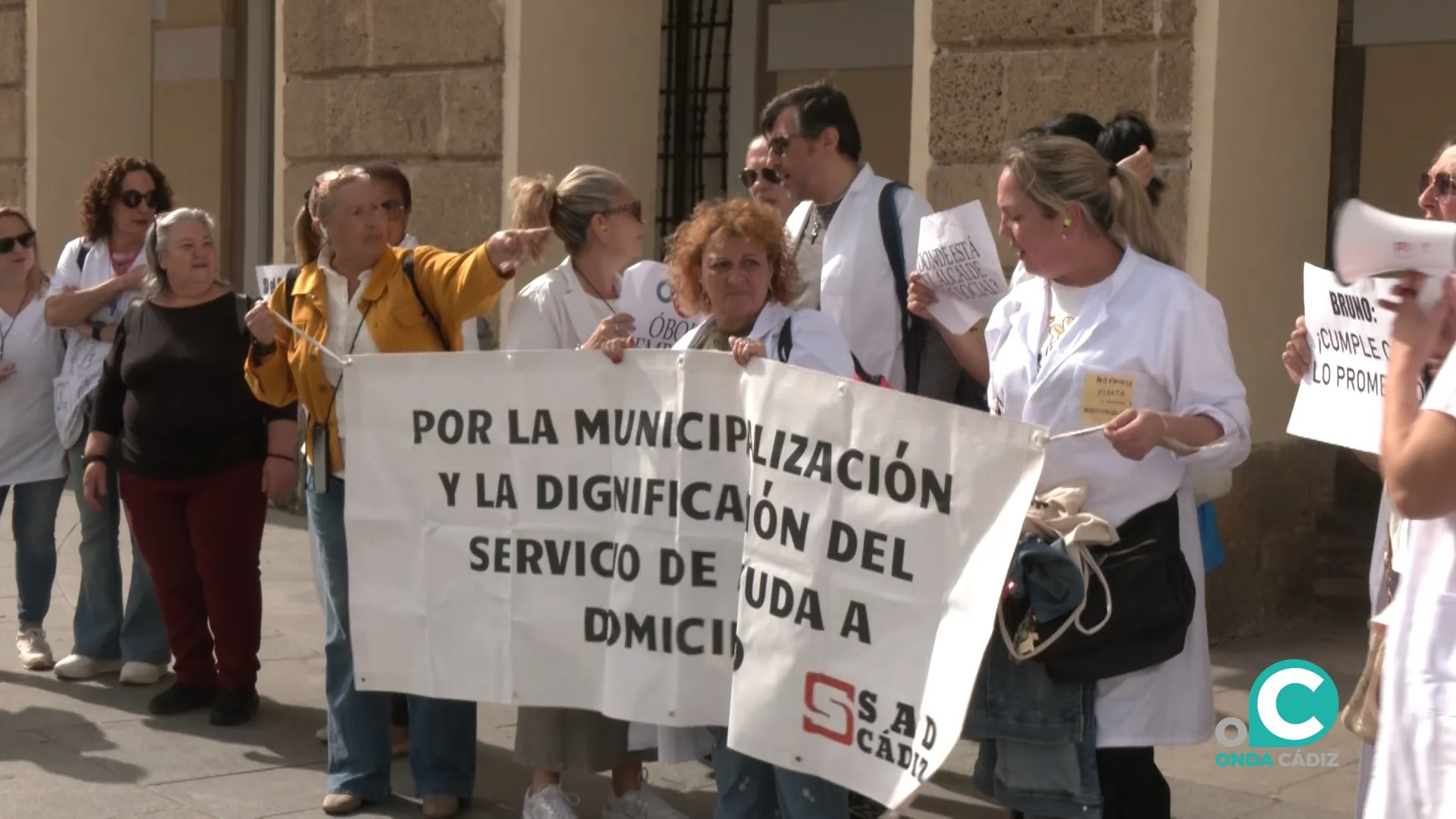 Concentración, este martes, de la plantilla de Ayuda a Domicilio a las puertas del Ayuntamiento de Cádiz. 