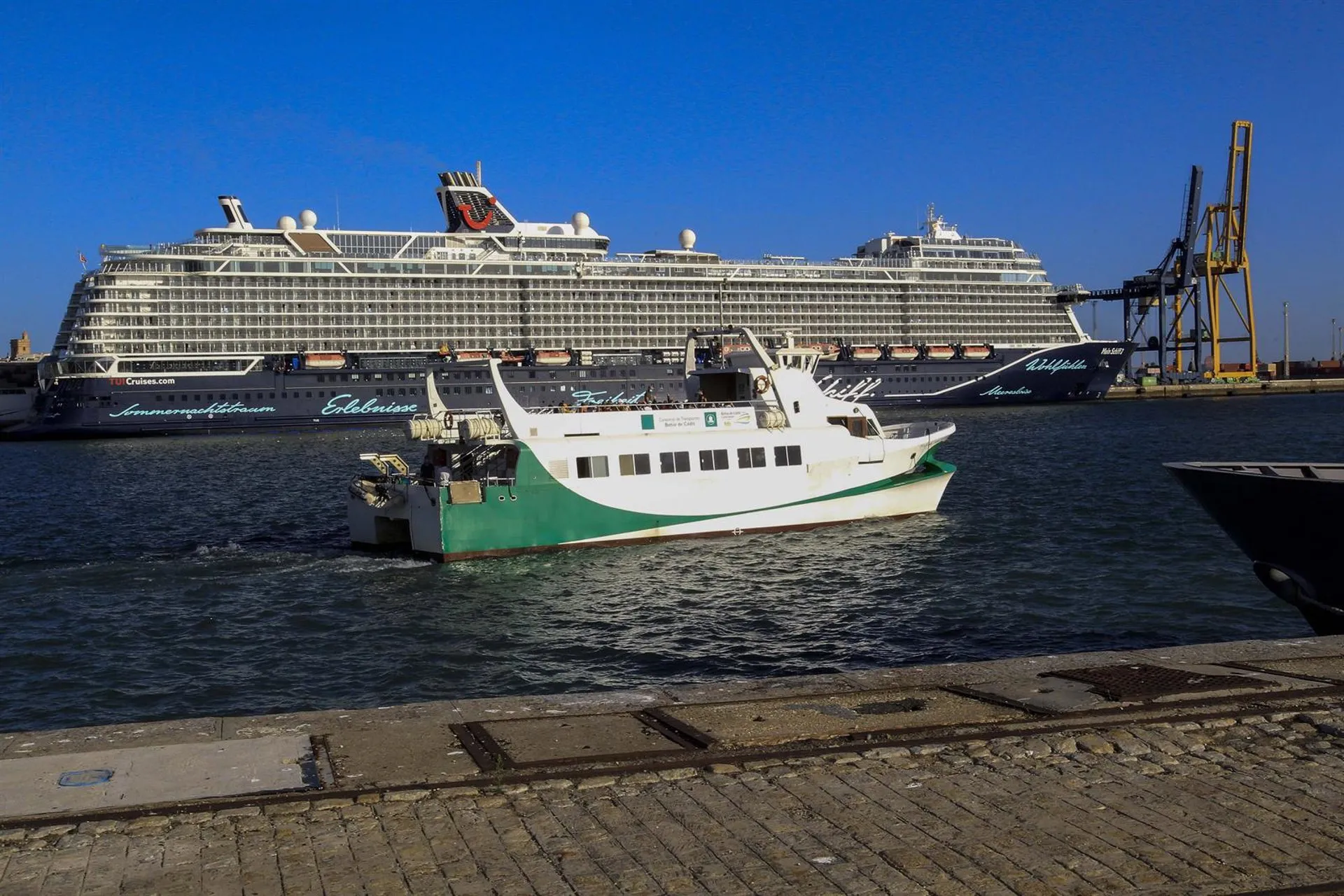 Imagen de archivo del catamarán navegando en aguas del muelle de la capital gaditana