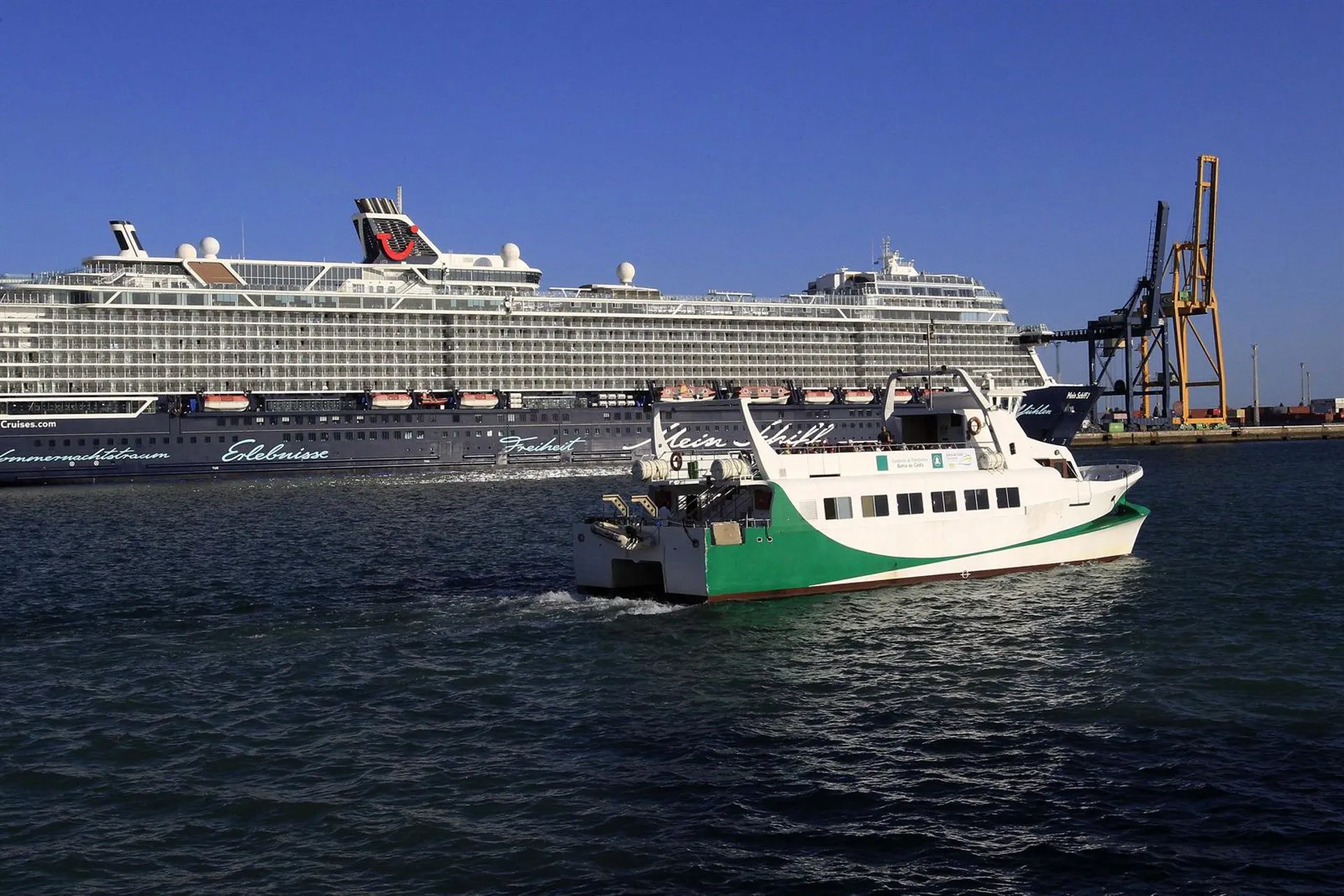  Una imagen del catamarán de la Bahía de Cádiz.