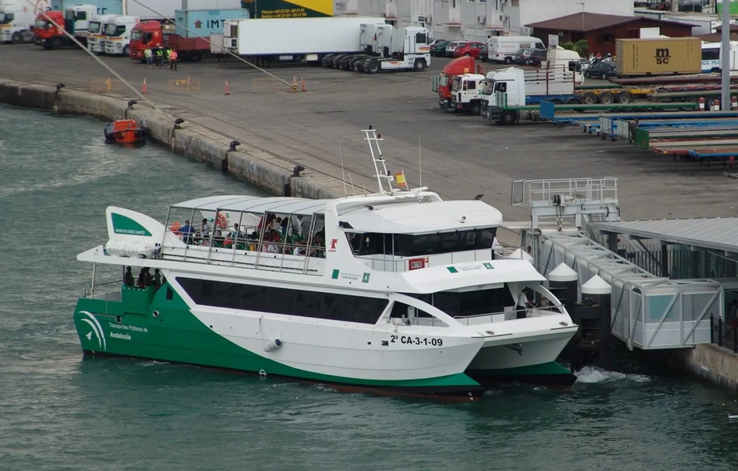 Un catamarán del servicio que transita por la Bahía de Cádiz en una imagen de archivo