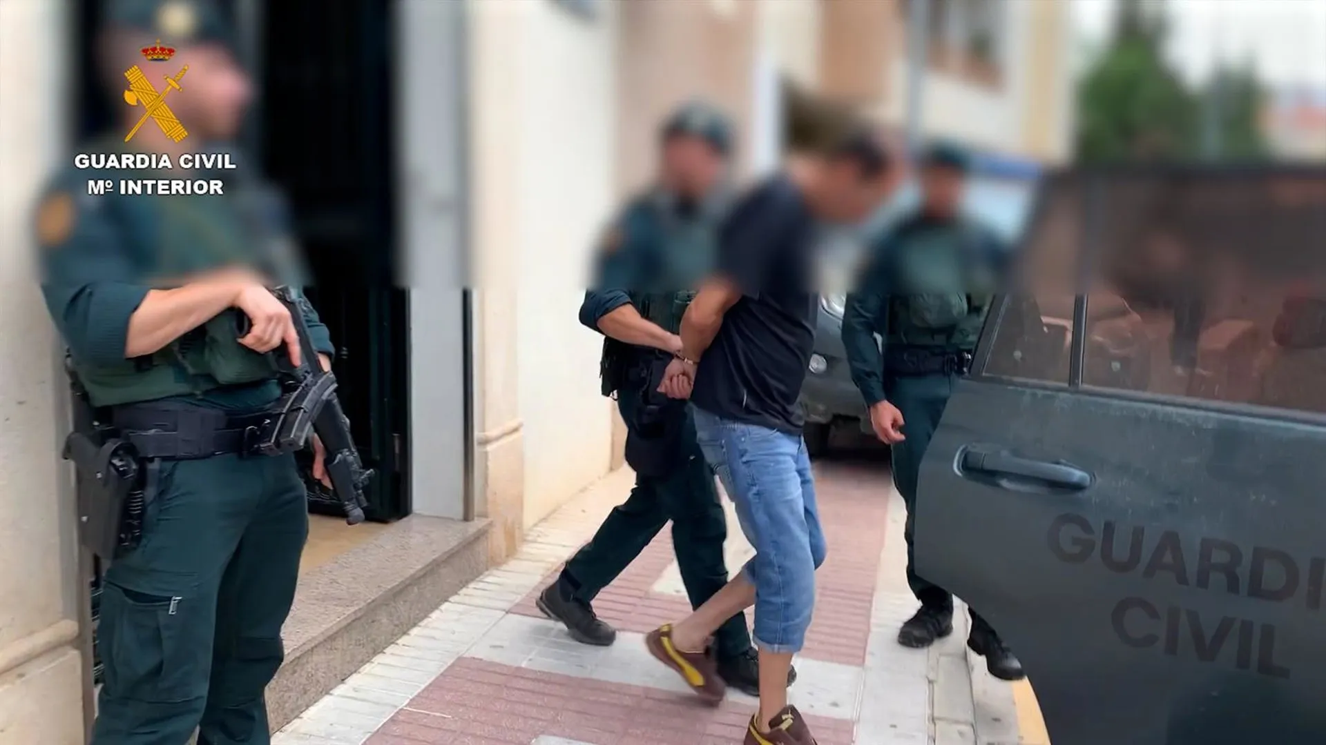 Uno de los acusados durante su arresto por la Guardia Civil