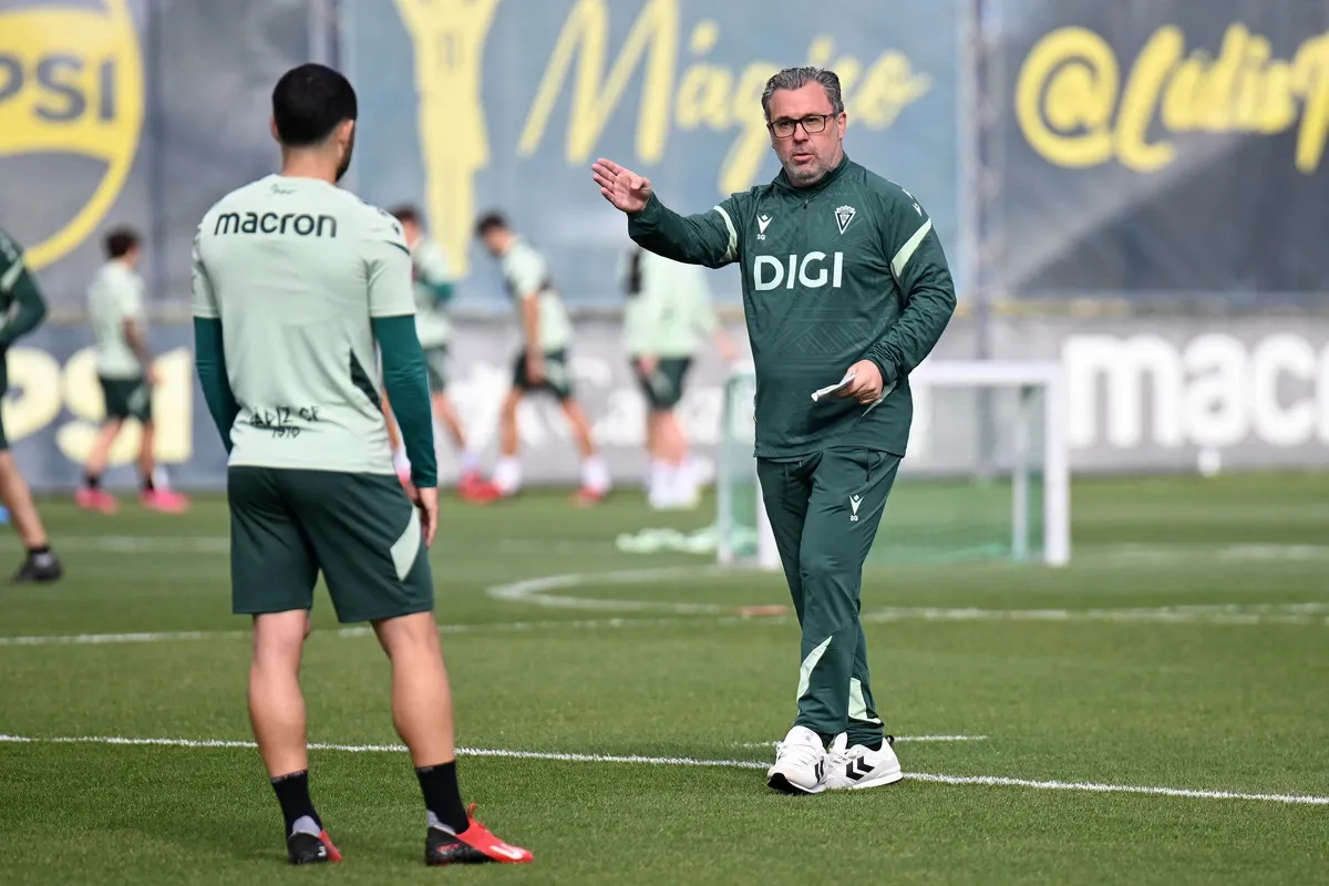 Sergio González hace indicaciones durante una de las sesiones en El Rosal