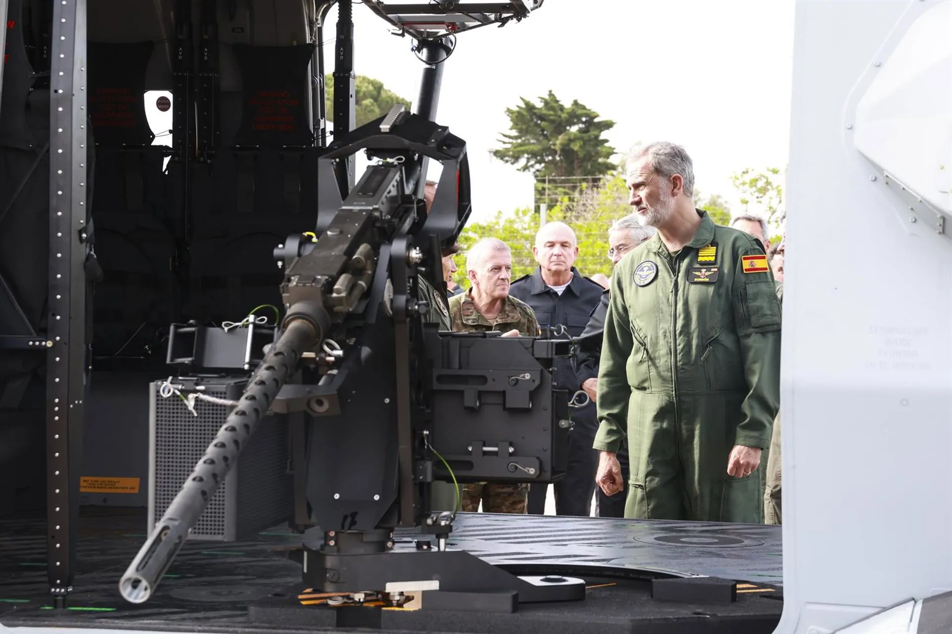 El monarca ante uno de los aparatos mostrados este mañana en el recinto 