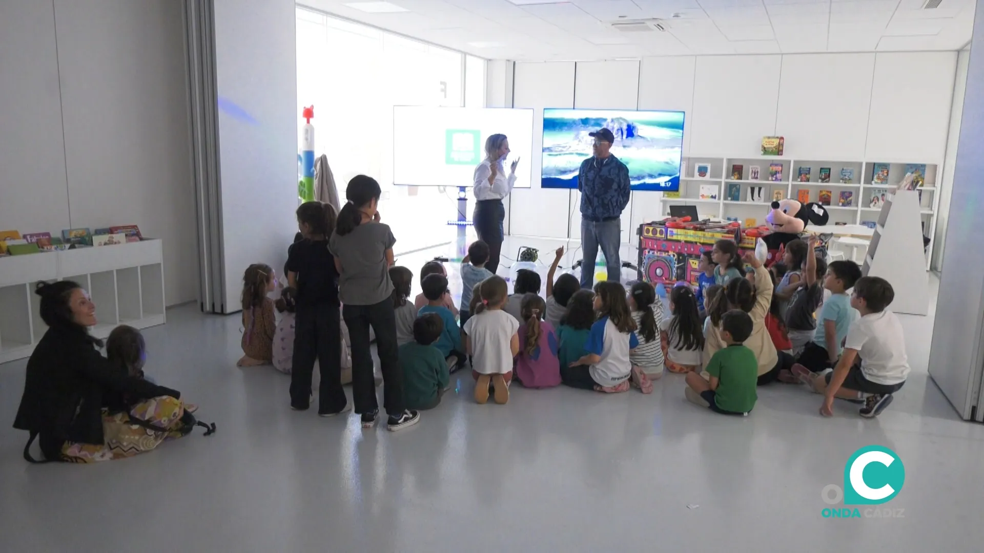 Los más pequeños participan en la fiesta ‘¡Libros que se bailan!’.