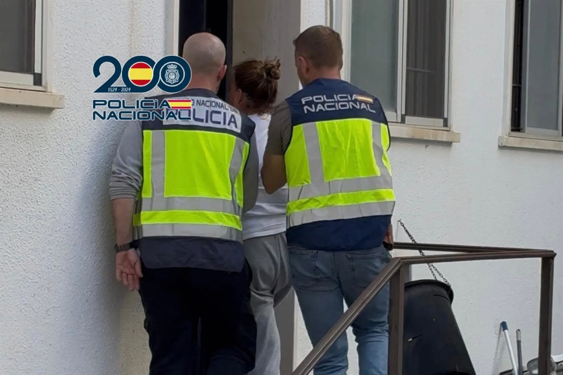 Dos agentes con la mujer arrestada en la localidad gaditana