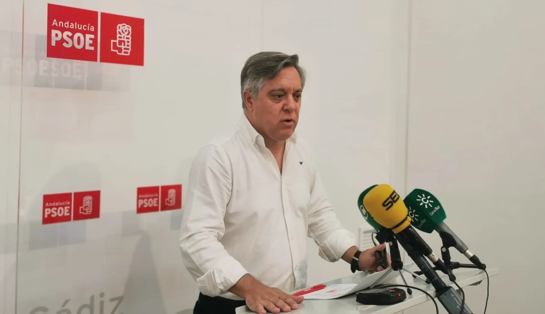 Óscar Torres  acusa a Bruno García de fomentar que solo se construyan pisos para millonarios en Cádiz.