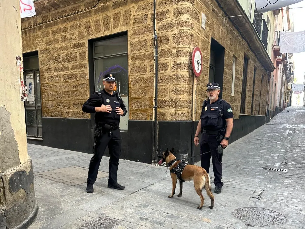 El grupo durante el servicio de rastreo y búsqueda en la capital gaditana