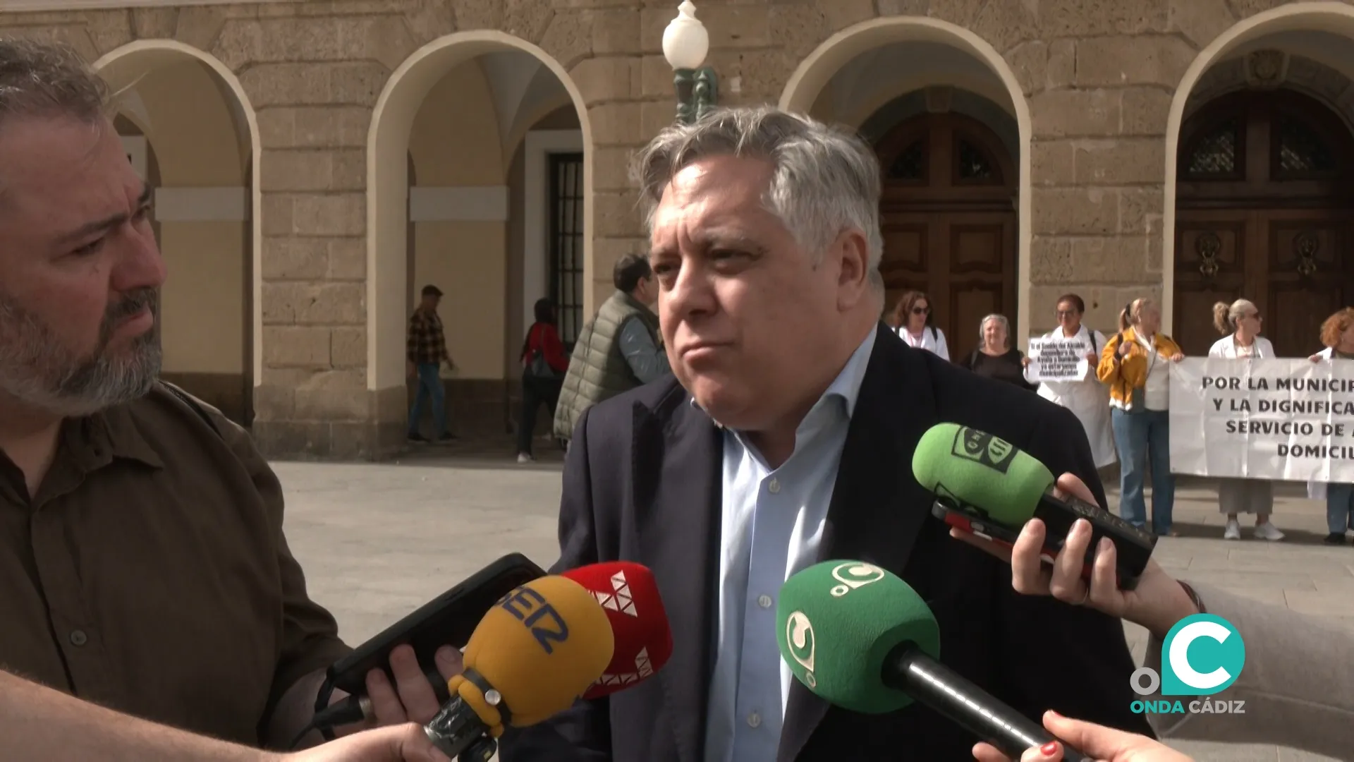 El portavoz del PSOE de Cádiz atiende a los medios de comunicación durante la protesta de los trabajadores de Ayuda a Domicilio. 