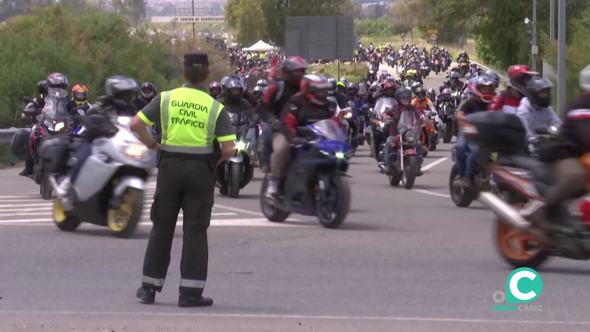 Guardia Civil ordena el tráfico a la entrada del circuito jerezano en una imagen de archivo