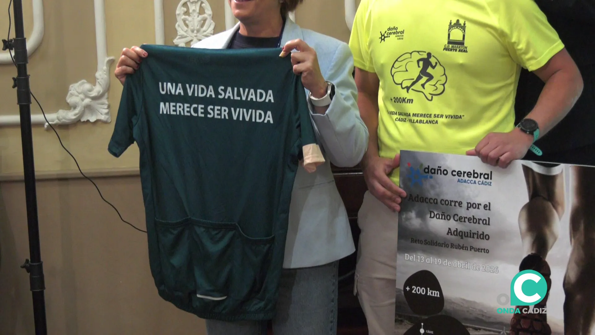 Detalle del cartel y camisa conmemorativa presentada este lunes en el Ayuntamiento