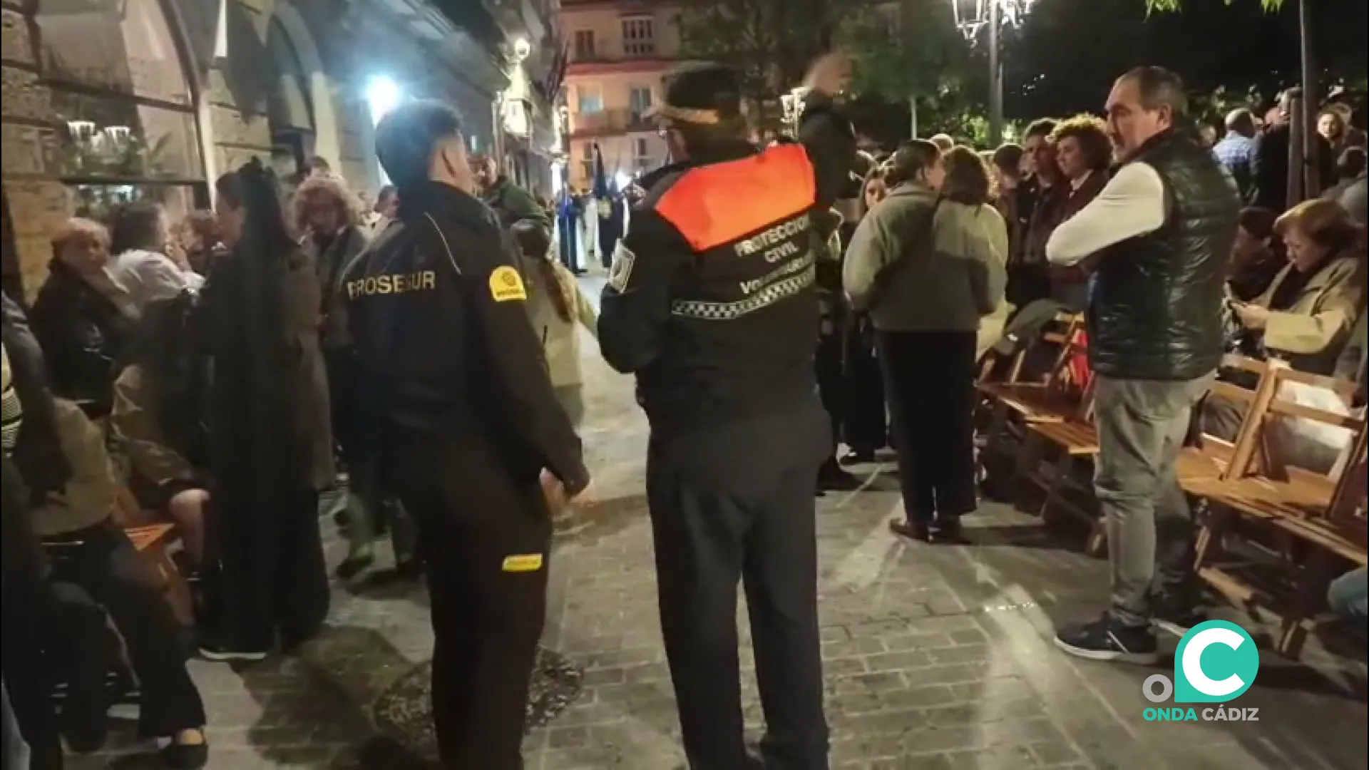 Miembro de la protección civil y guardia de seguridad en la plaza de la Candelaria durante la pasada Semana Santa