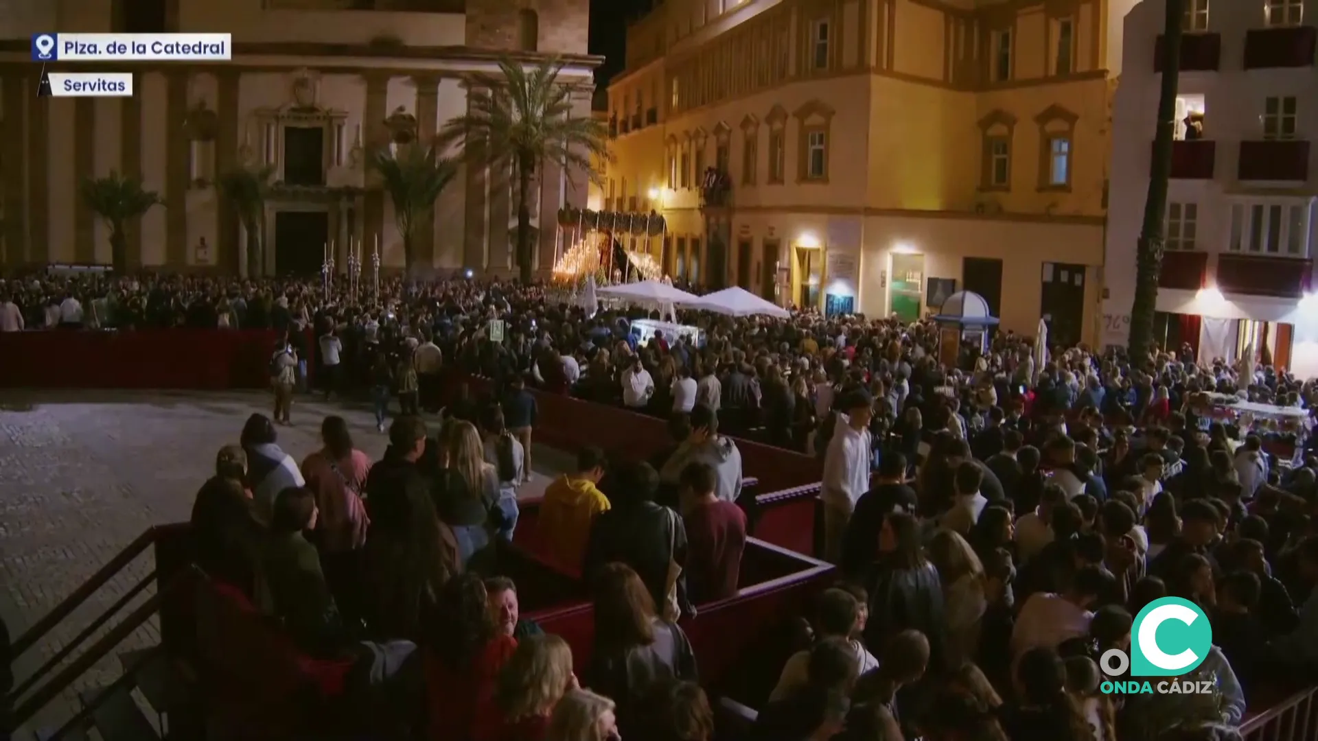 Público en los palcos de la plaza de la Catedral