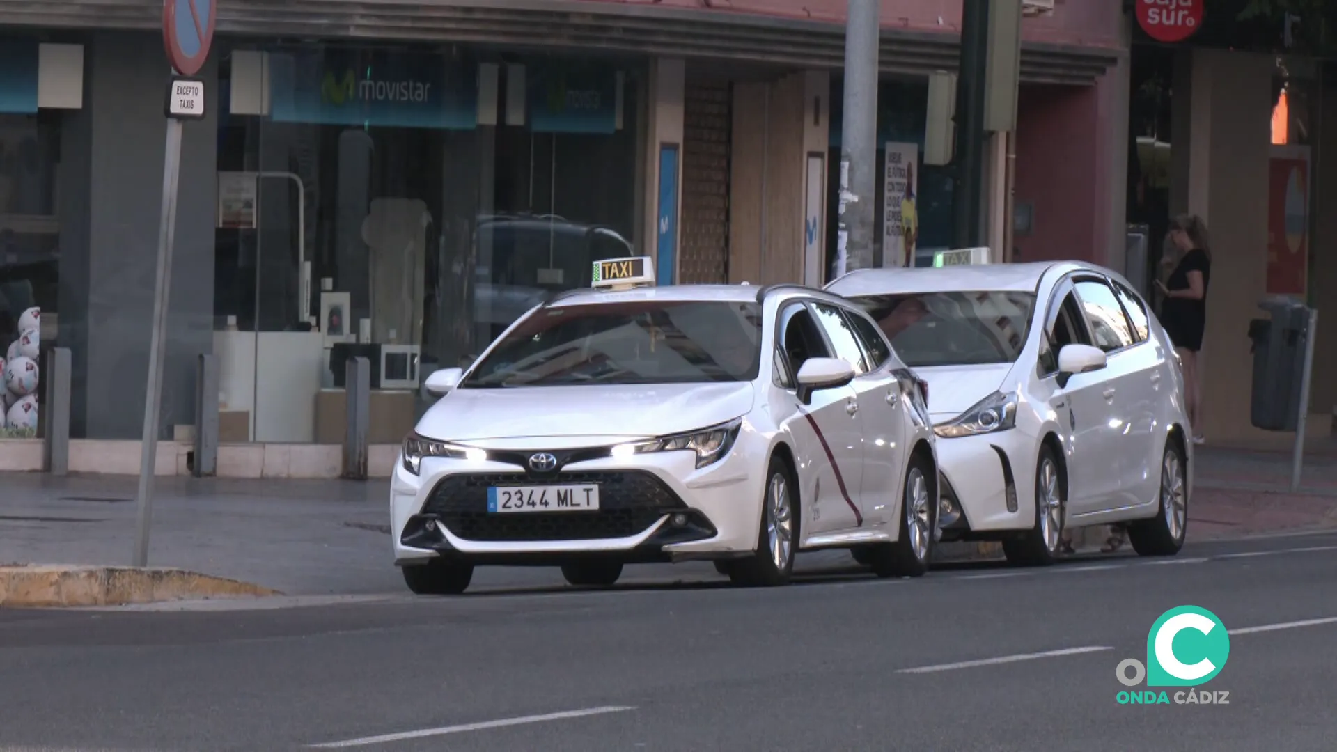 Vehículos a la espera de clientes en una parada de la capital gaditana