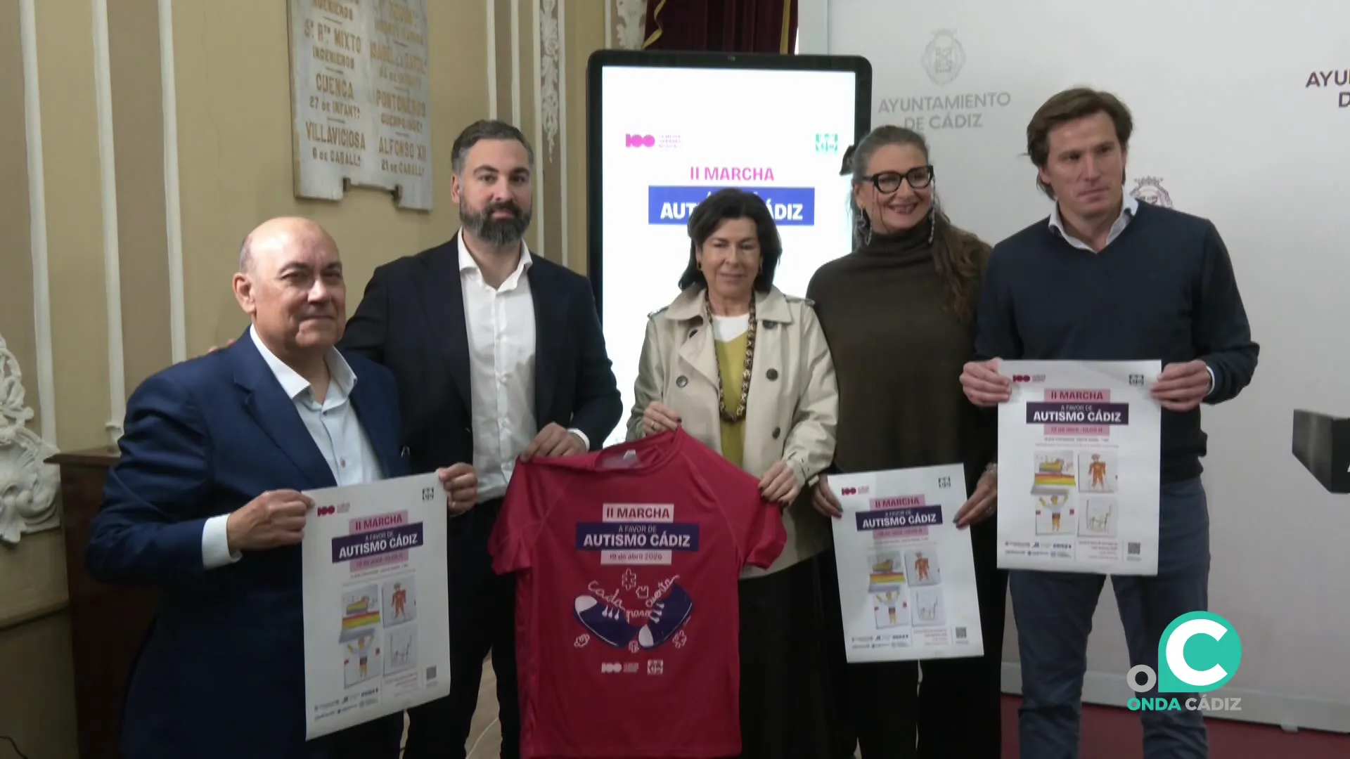 Autoridades y organizadores durante el acto de presentación