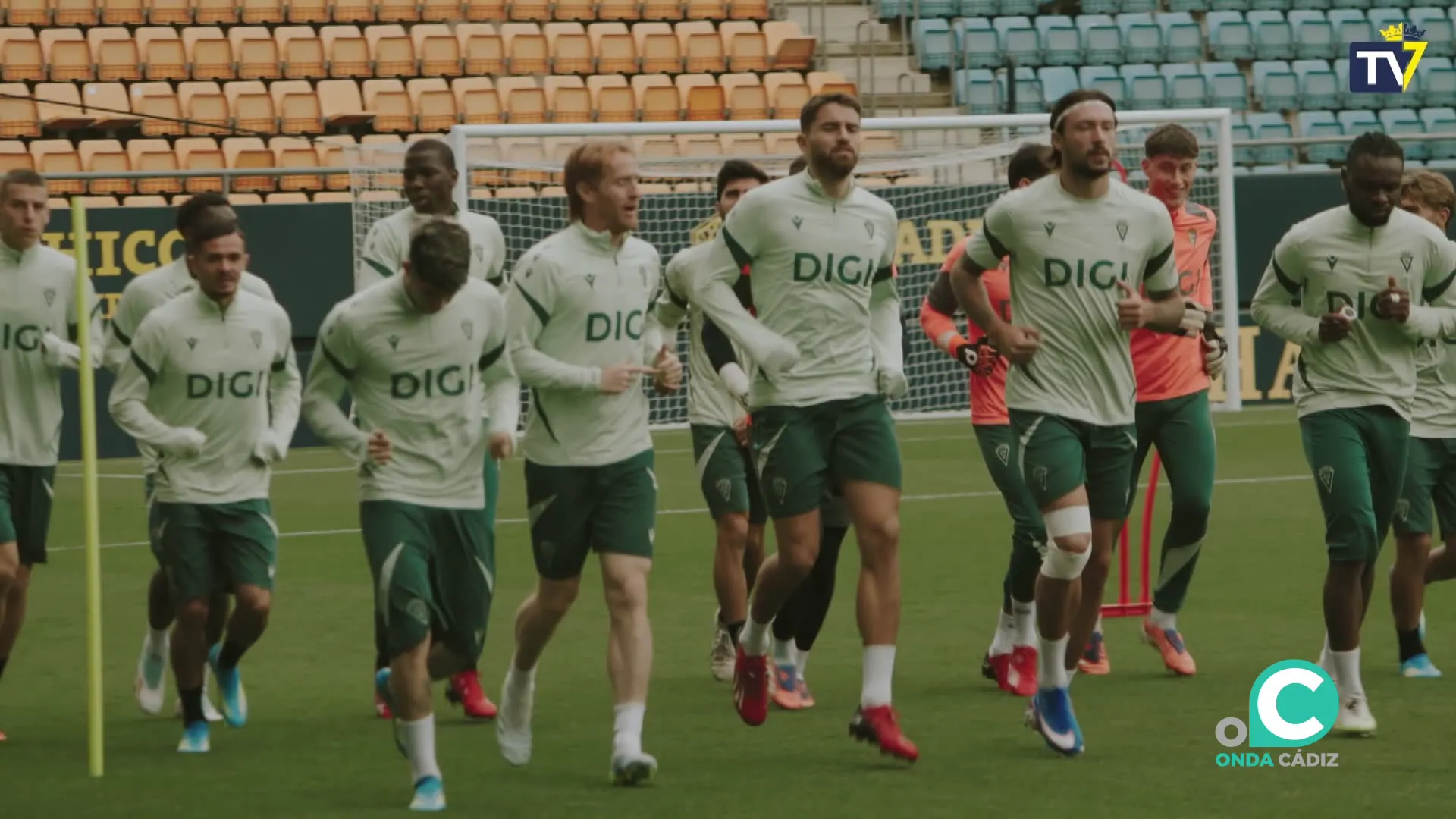 La plantilla cadista durante la sesión de trabajo de este jueves 