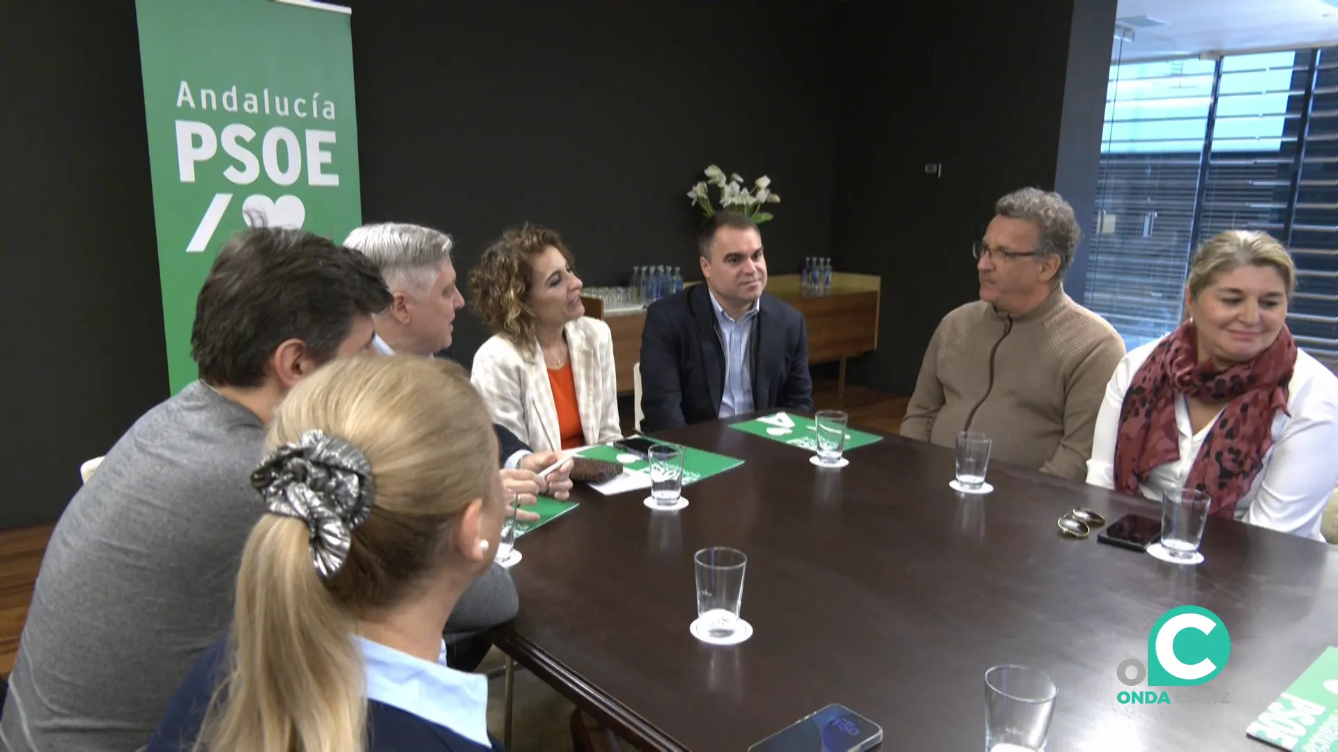 La candidata socialista en una reunión este viernes con los representantes  del comité de empresa