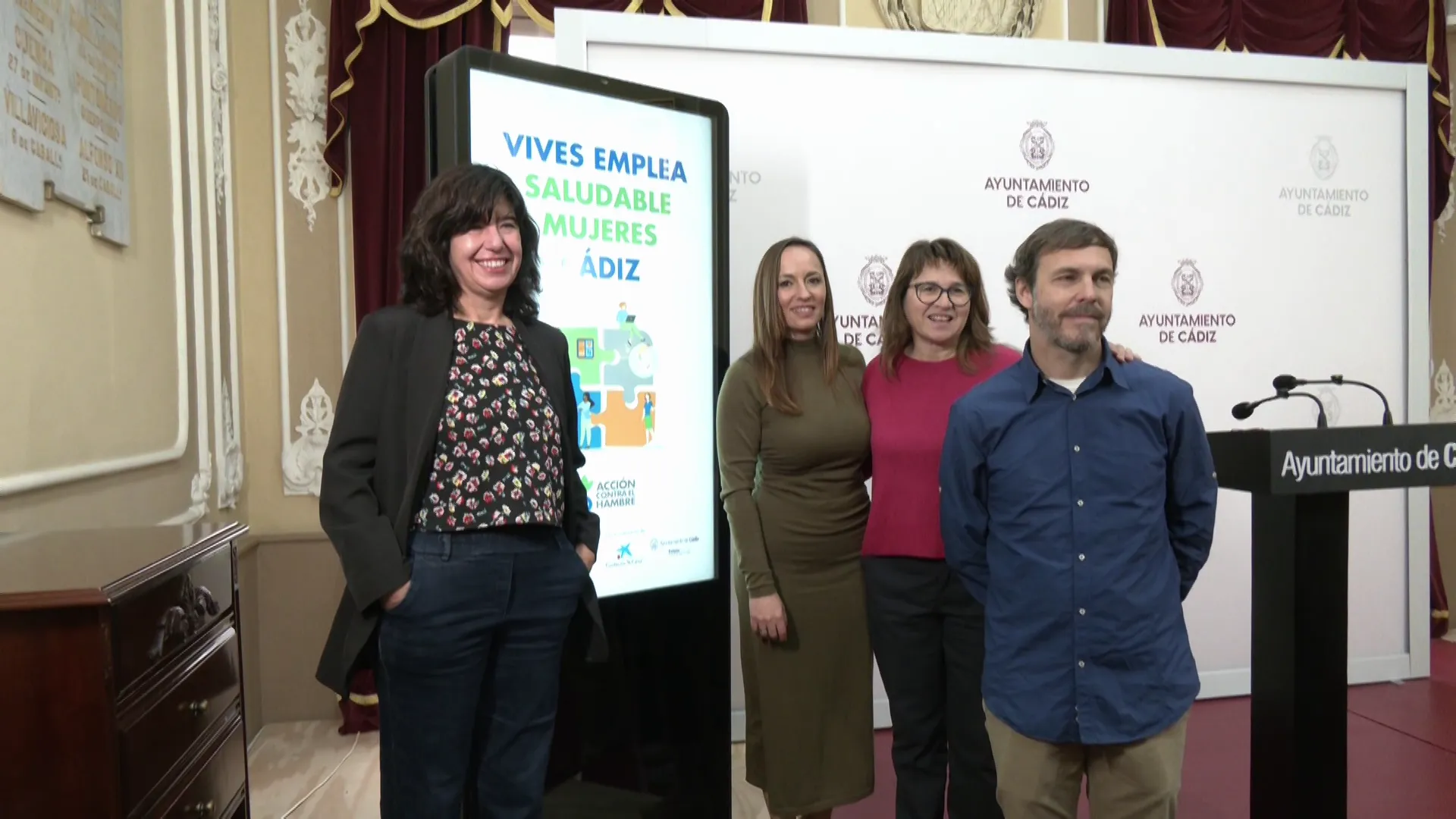 Autoridades y responsables en el acto celebrado este lunes en el Ayuntamiento de Cádiz 