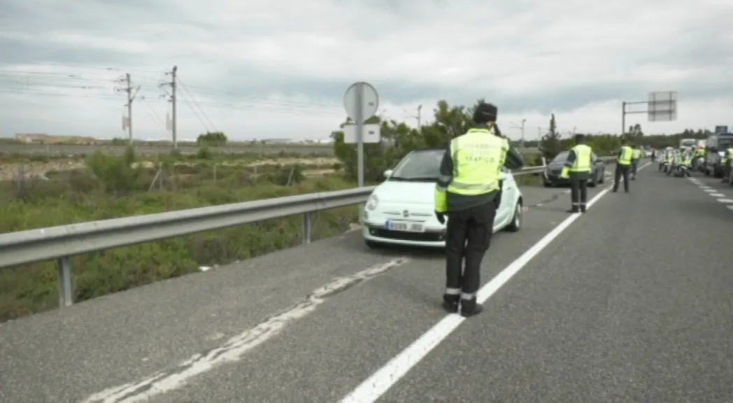 Agentes de la Guardia Civil durante un control en la Bahía de Cádiz