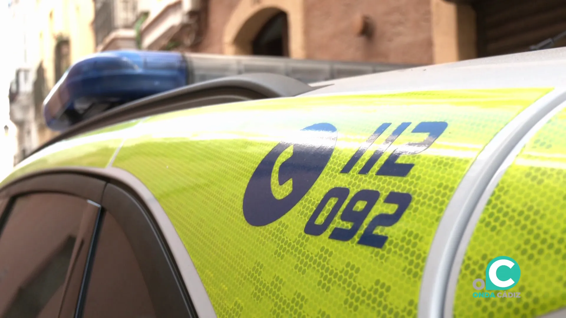 Vehículo de Policía Local en la calle Botica