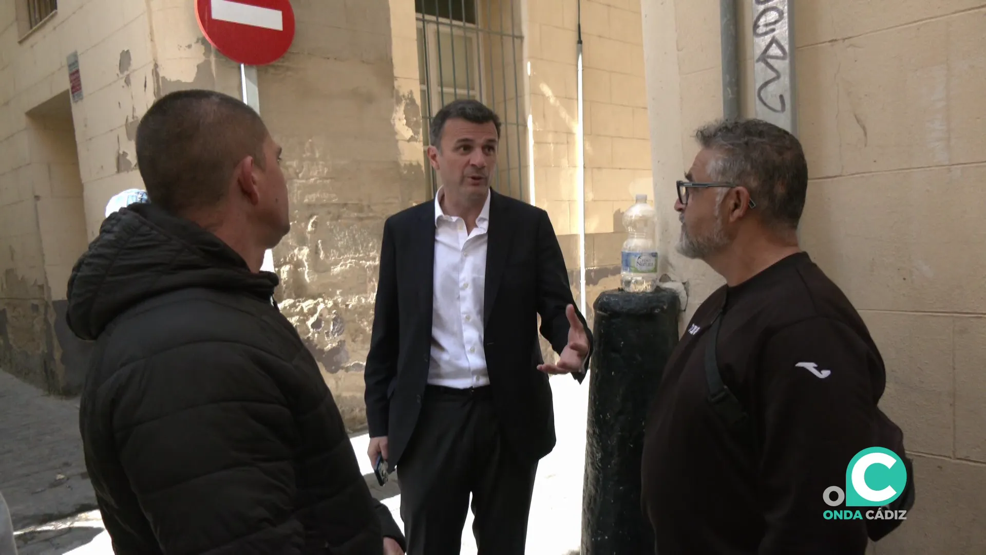 El regidor dialoga con algunos ciudadanos este miércoles