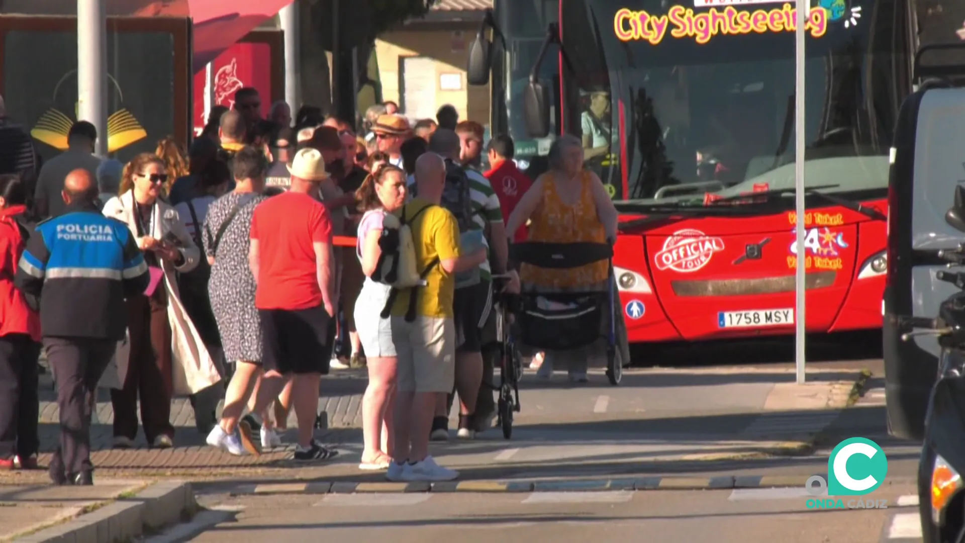 Aspecto de la salida del muelle de la capital gaditana este miércoles