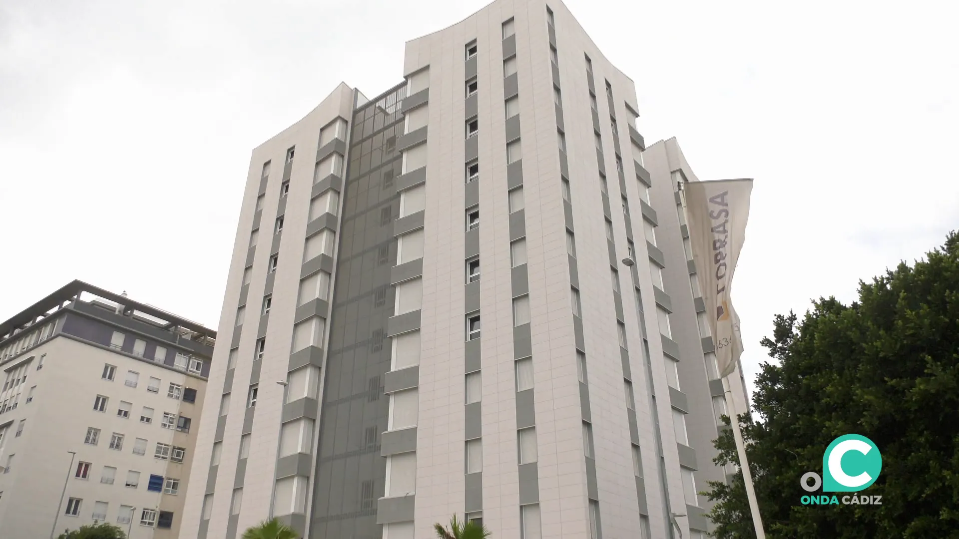 El edificio se encuentra situado en la calle Nelson Mandela 