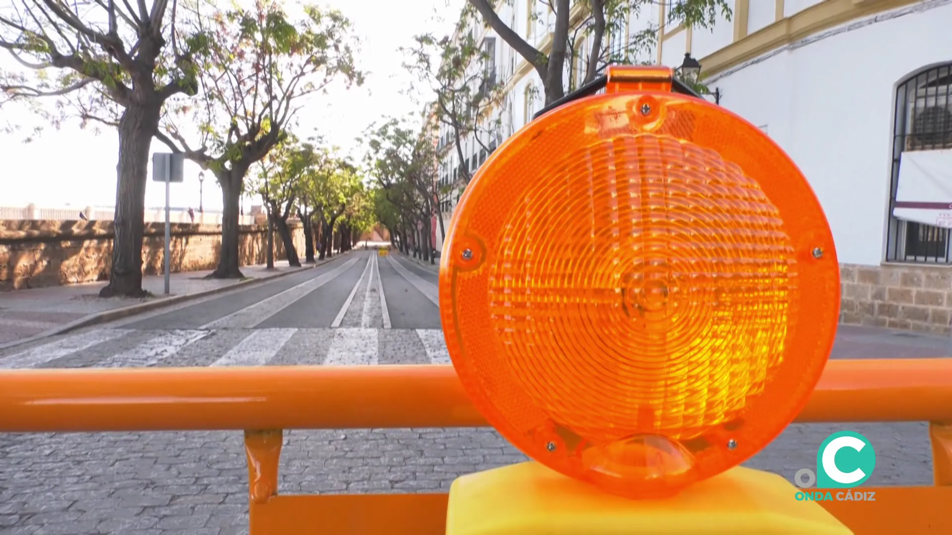 Señalización a la entrada de la vía desde la Alameda