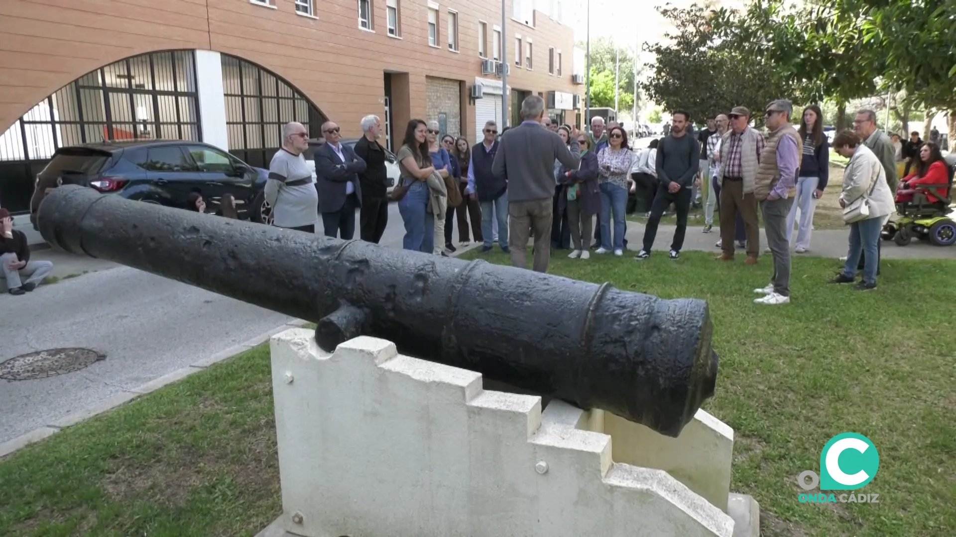 Los asistentes escuchan la explicaciones ante una de las antiguas baterias situadas en el barrio