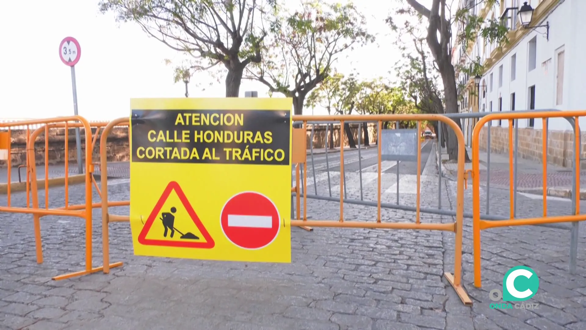 Cartel de aviso a los vehículos al incio de la calle Honduras el pasado jueves