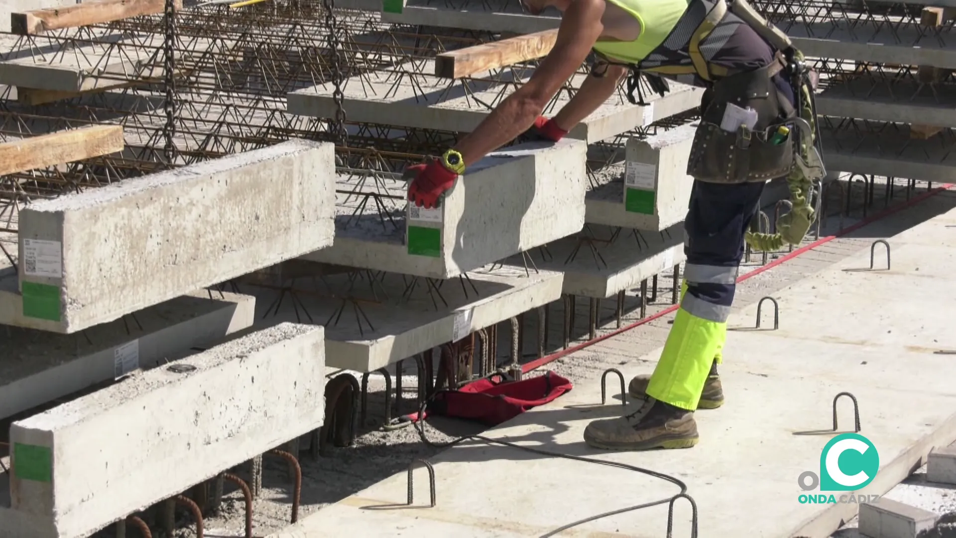 Un operario durante su jornada laboral en la capital gaditana