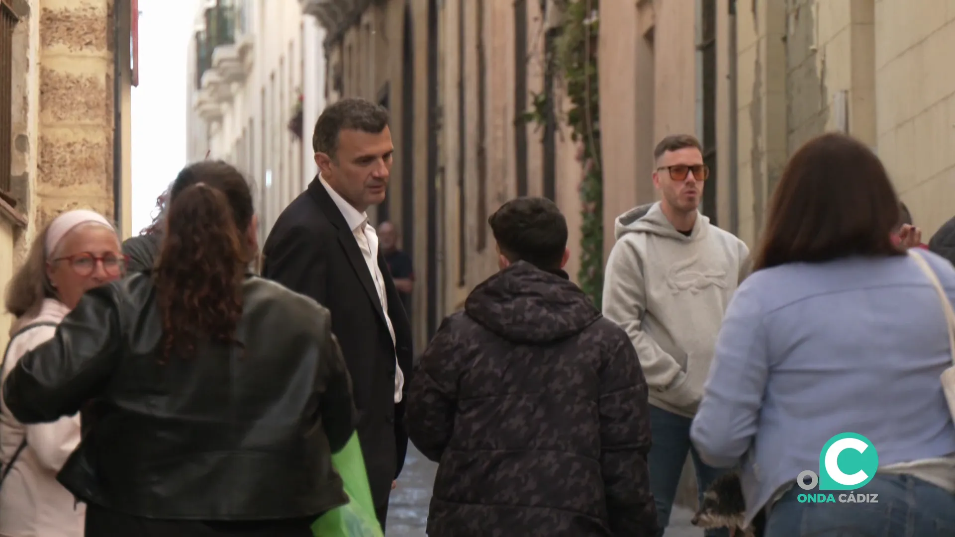 El alcalde durante el pasado miércoles dialoga con algunos de los vecinos del barrio