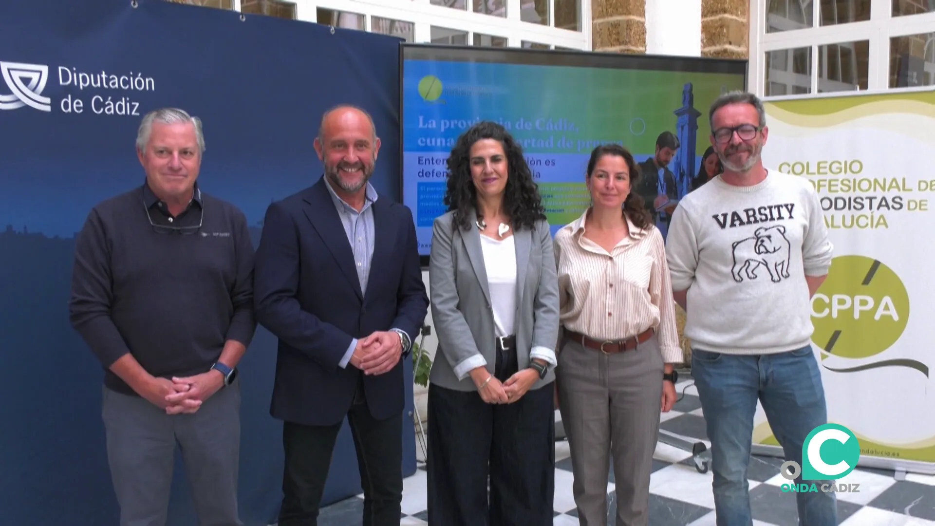 Autoridades junto con representantes de la entidad profesional en el palacio provincial este jueves