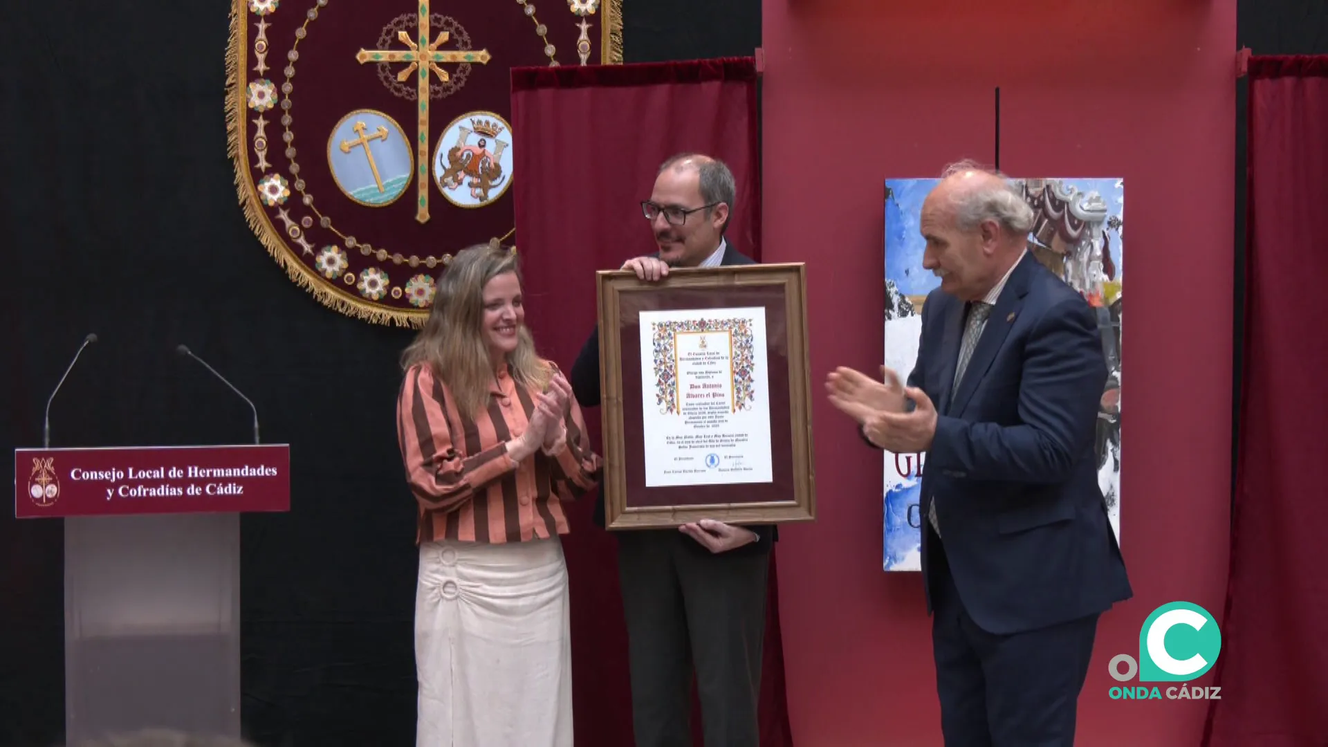 El autor recibe una distinción durante el acto