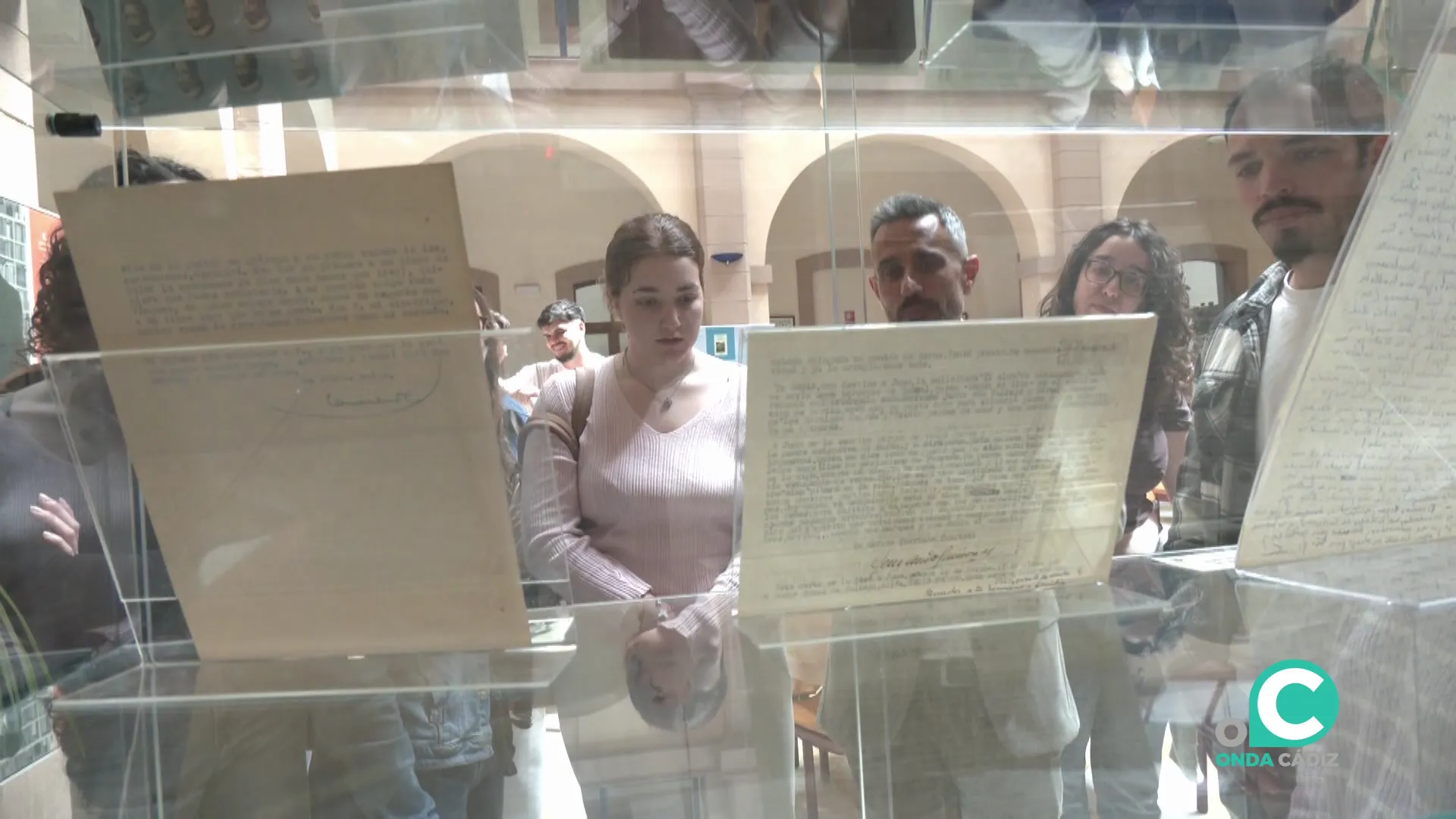 Vitrina con materiales de gran valor documental cedidos por la Fundación Bonald