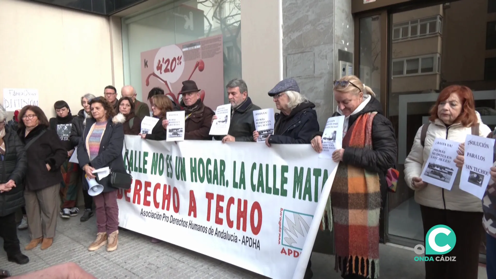 Concentración tras el fallecimiento de personas sin hogaren la capital gaditana