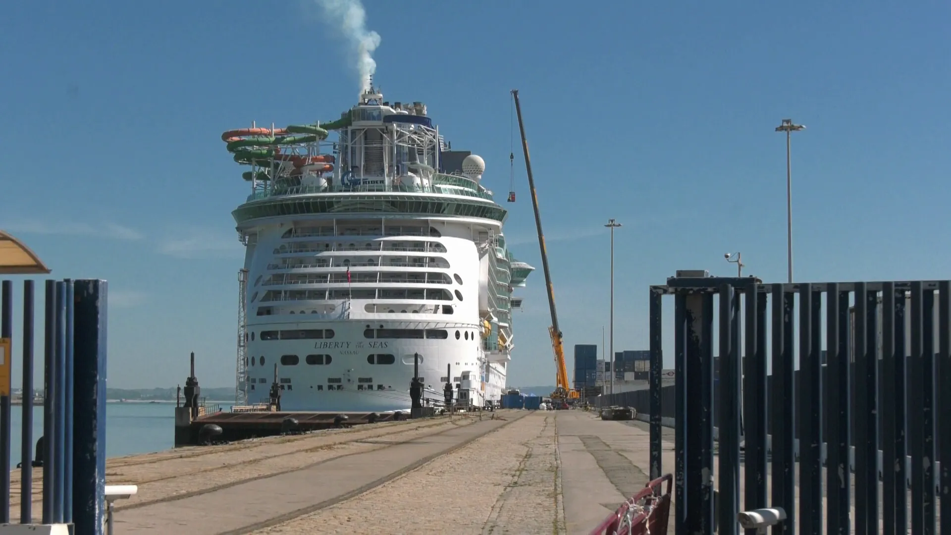 Barco de pasajeros a punto de zarpar en el muelle de la capital gaditana