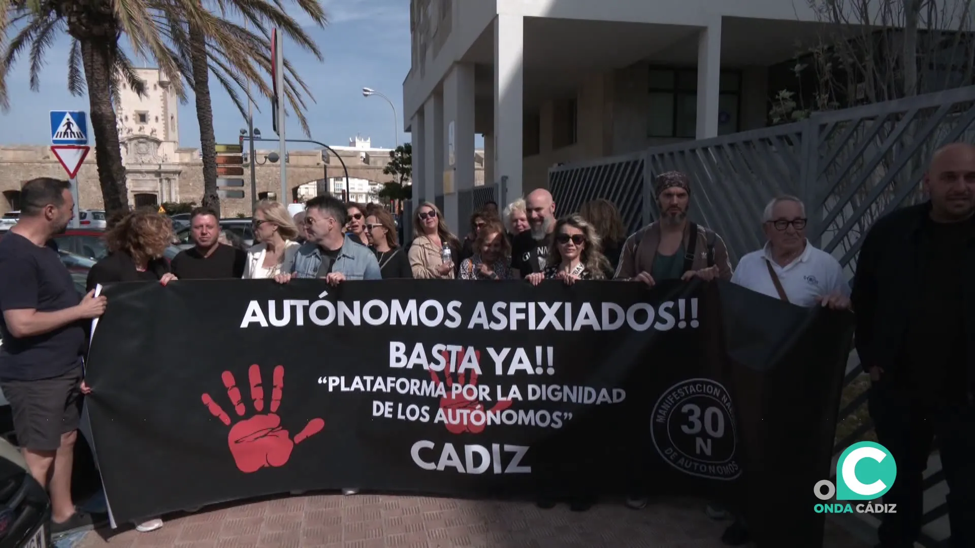 Pancarta de los movilizados este lunes en la capital gaditana