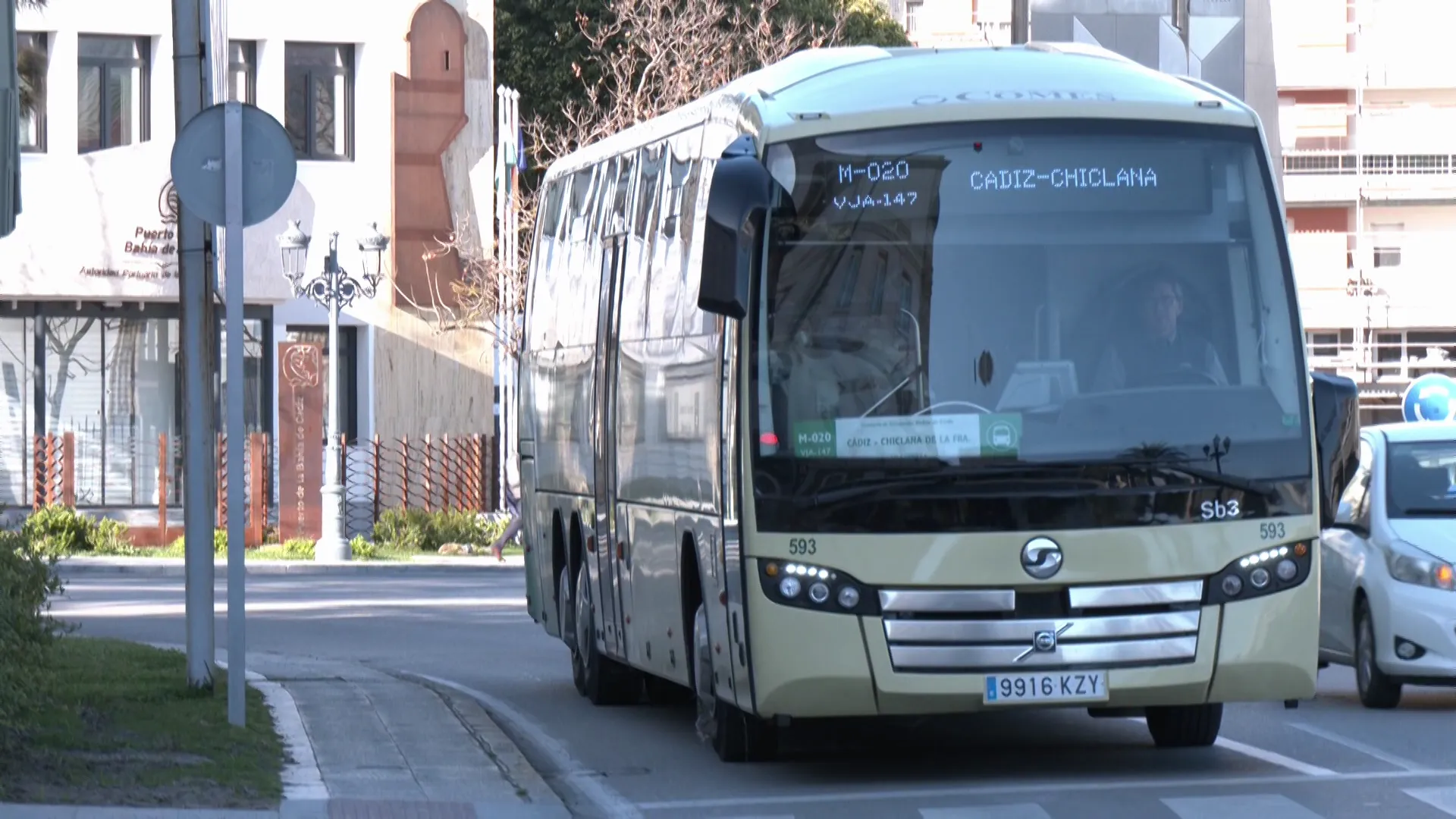 Autobus de la emrpesa circulando por la capital gaditana