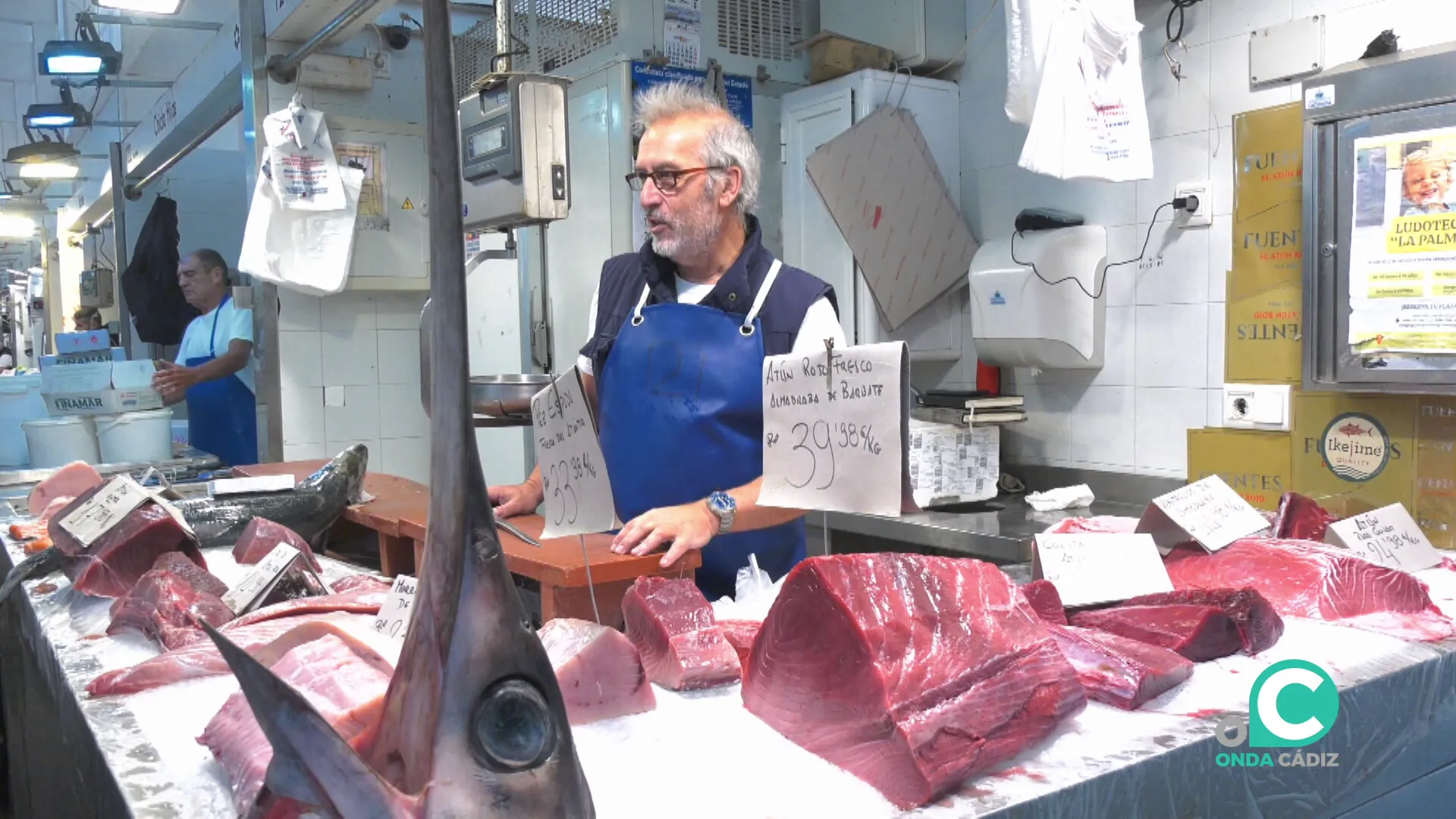 Uno de los puestos del espacio comercial con el genero fresco listo para la venta