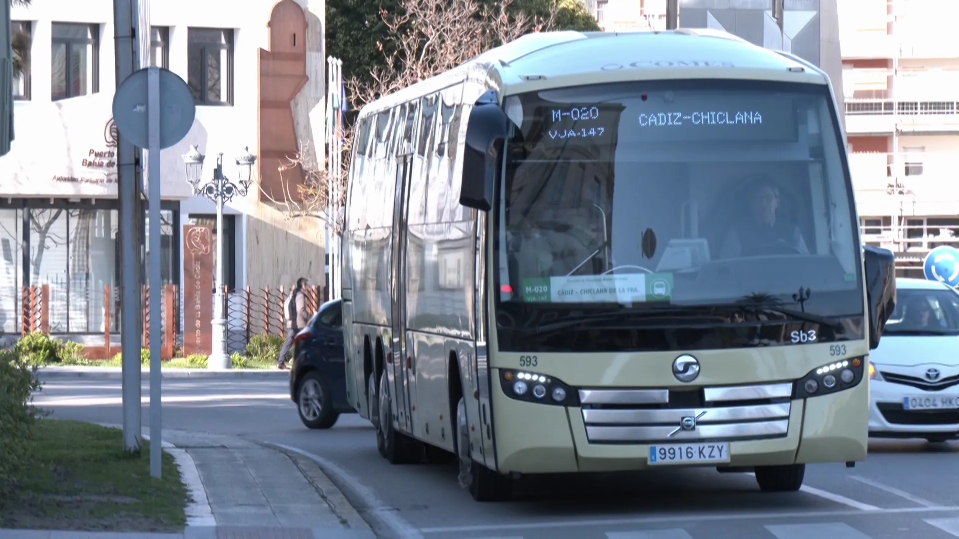 Autobus circulando por la capital gaditana