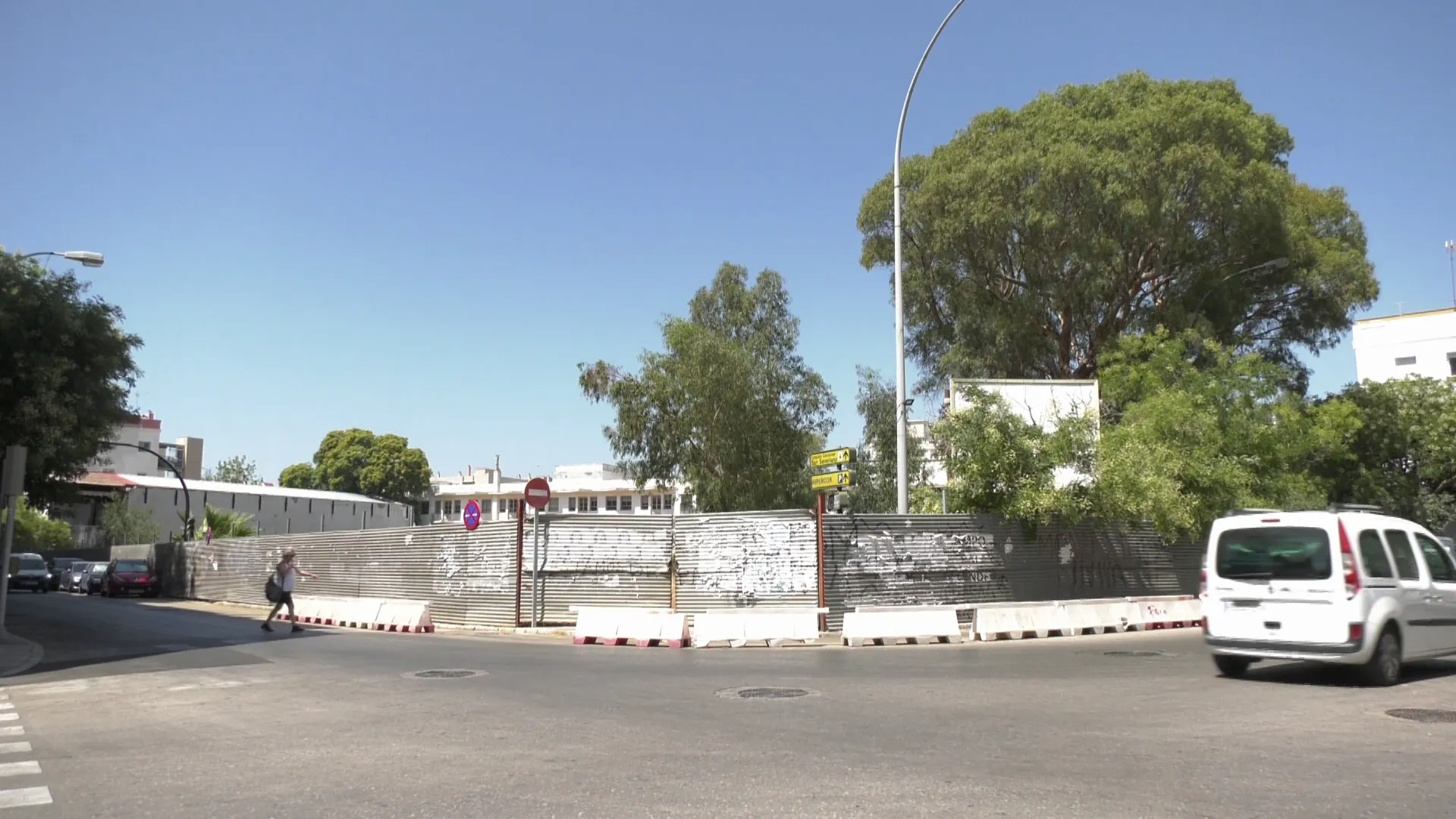 Espacio donde se levantará la nueva instalacion deportiva en la calle Brunete esquina con Ciudad de Santánder