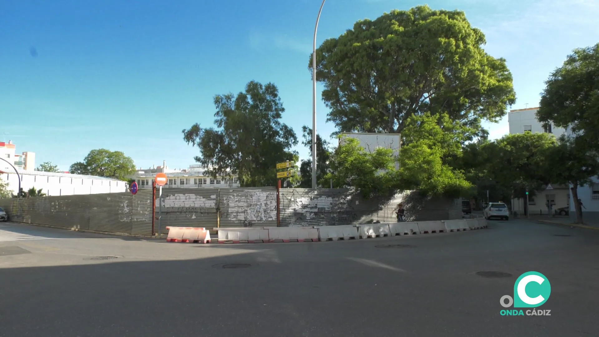 Espacio donde se levantará la nueva instalacion deportiva en la calle Brunete esquina con Ciudad de Santánder