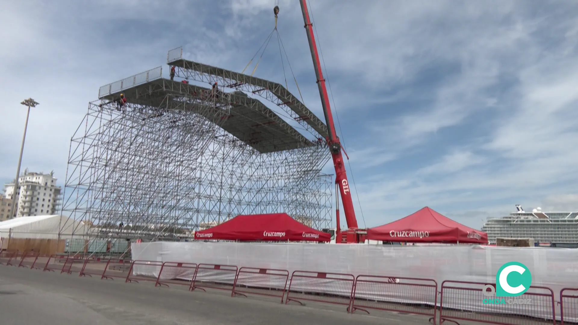 Trabajos de montaje de la estructura del escenario de la cita